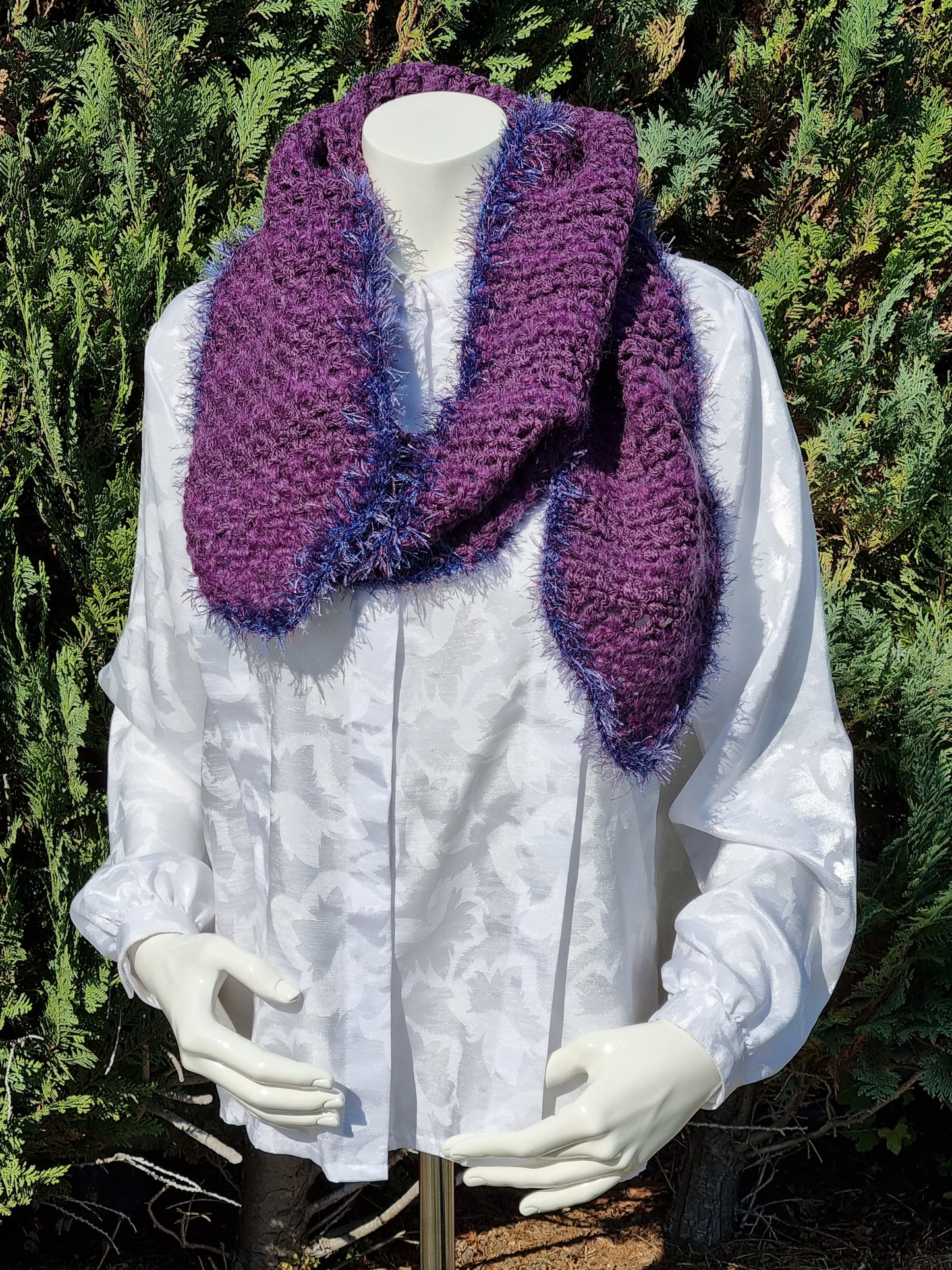 Langer Schal in Violett, handgehäkelt