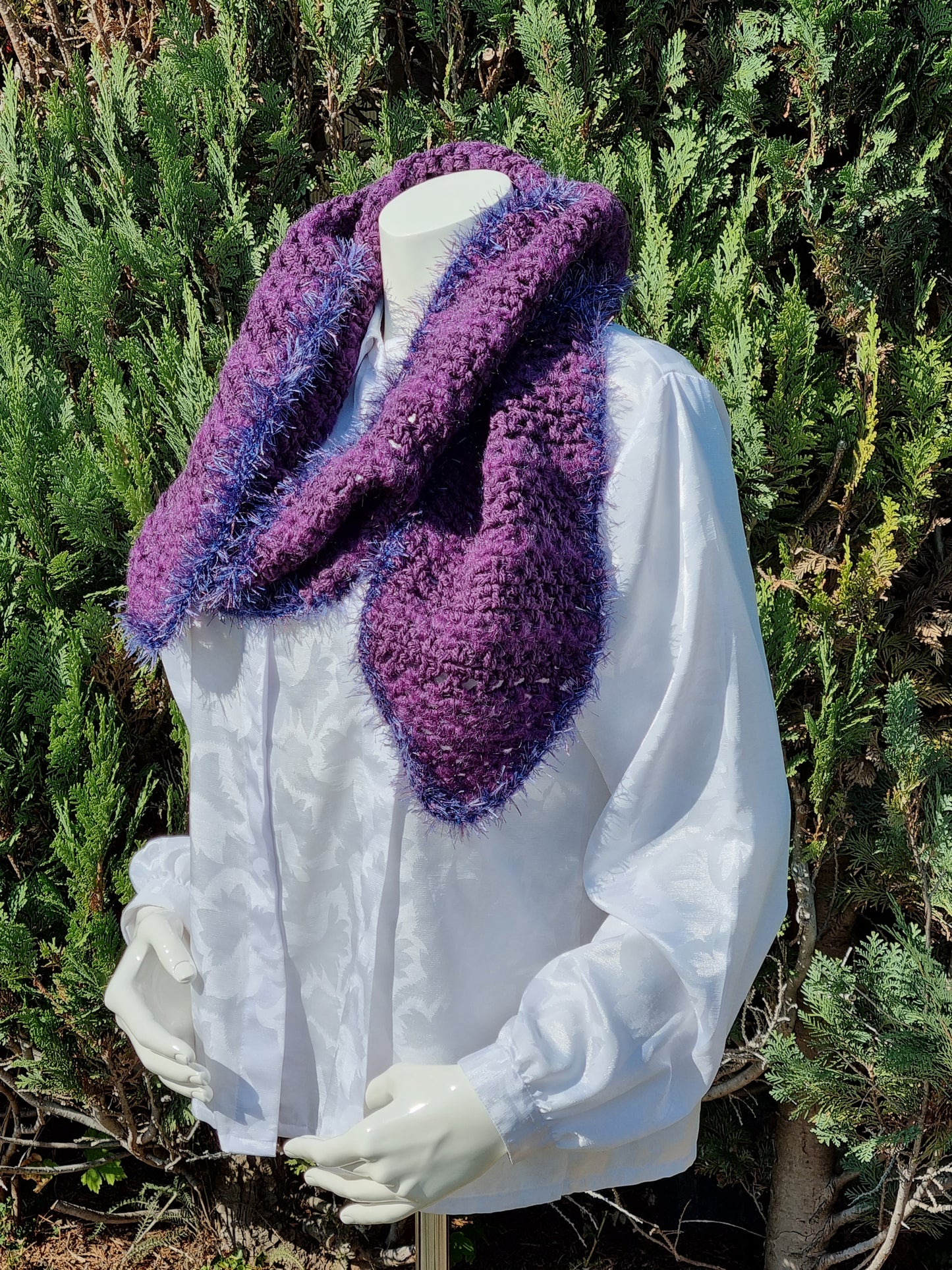 Langer Schal in Violett, handgehäkelt