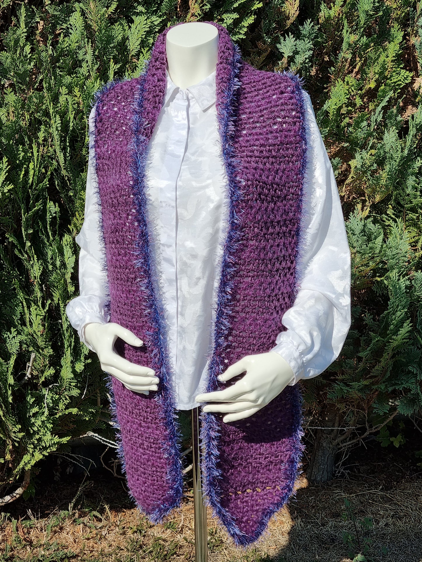 Langer Schal in Violett, handgehäkelt