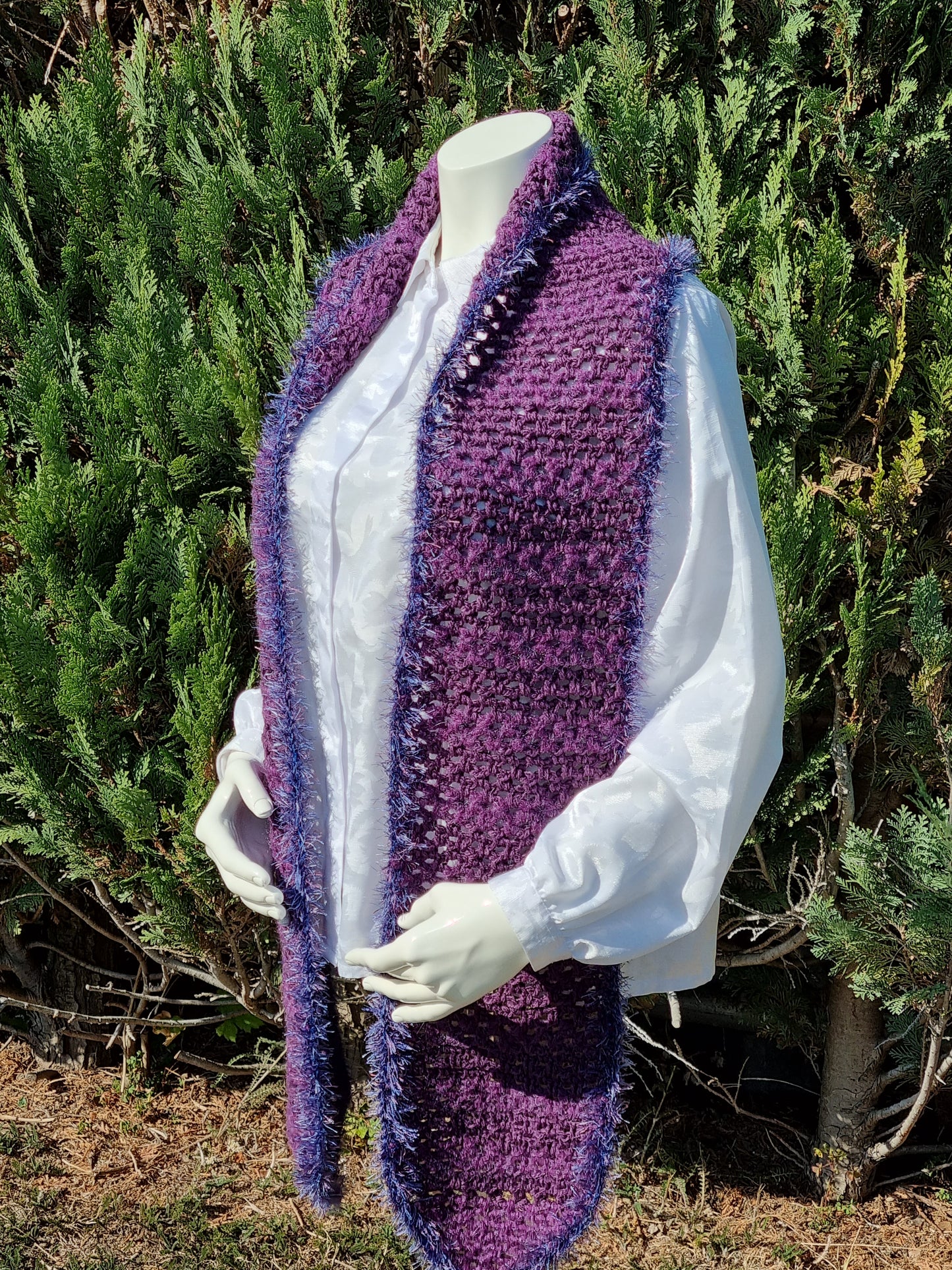 Langer Schal in Violett, handgehäkelt