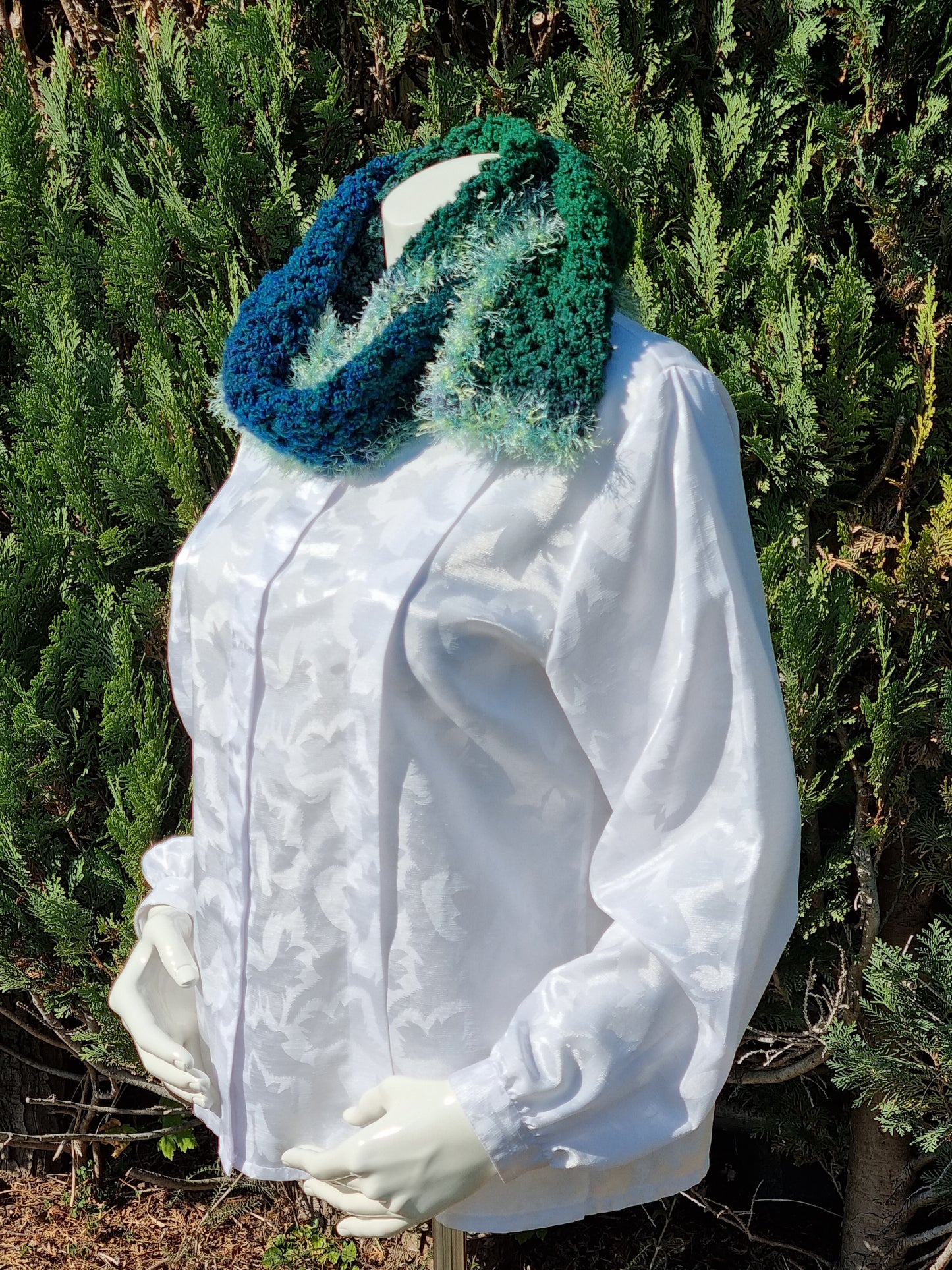 Schal aus Bouclé-Garn mit Farbverlauf, handgehäkelt