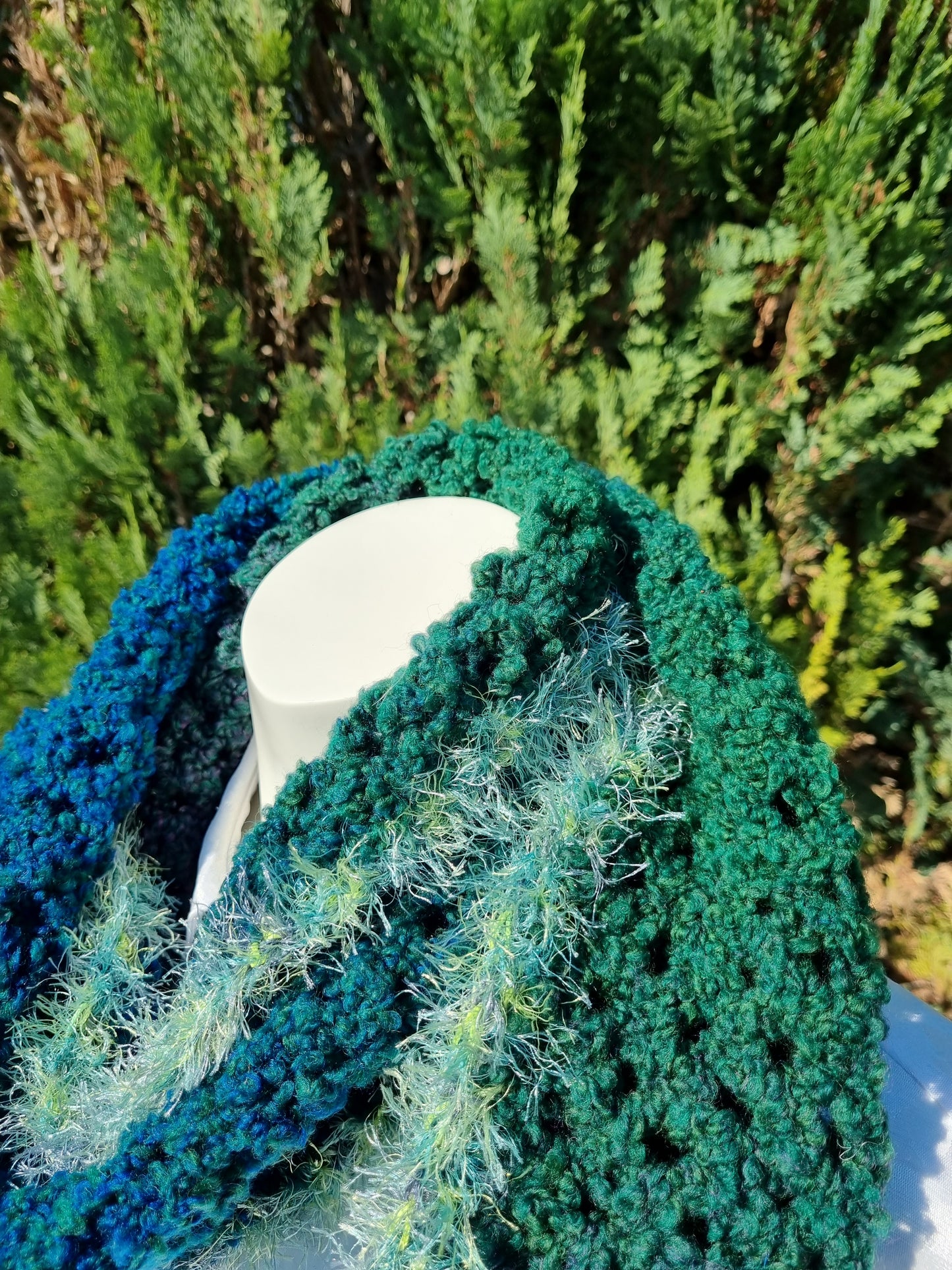 Schal aus Bouclé-Garn mit Farbverlauf, handgehäkelt