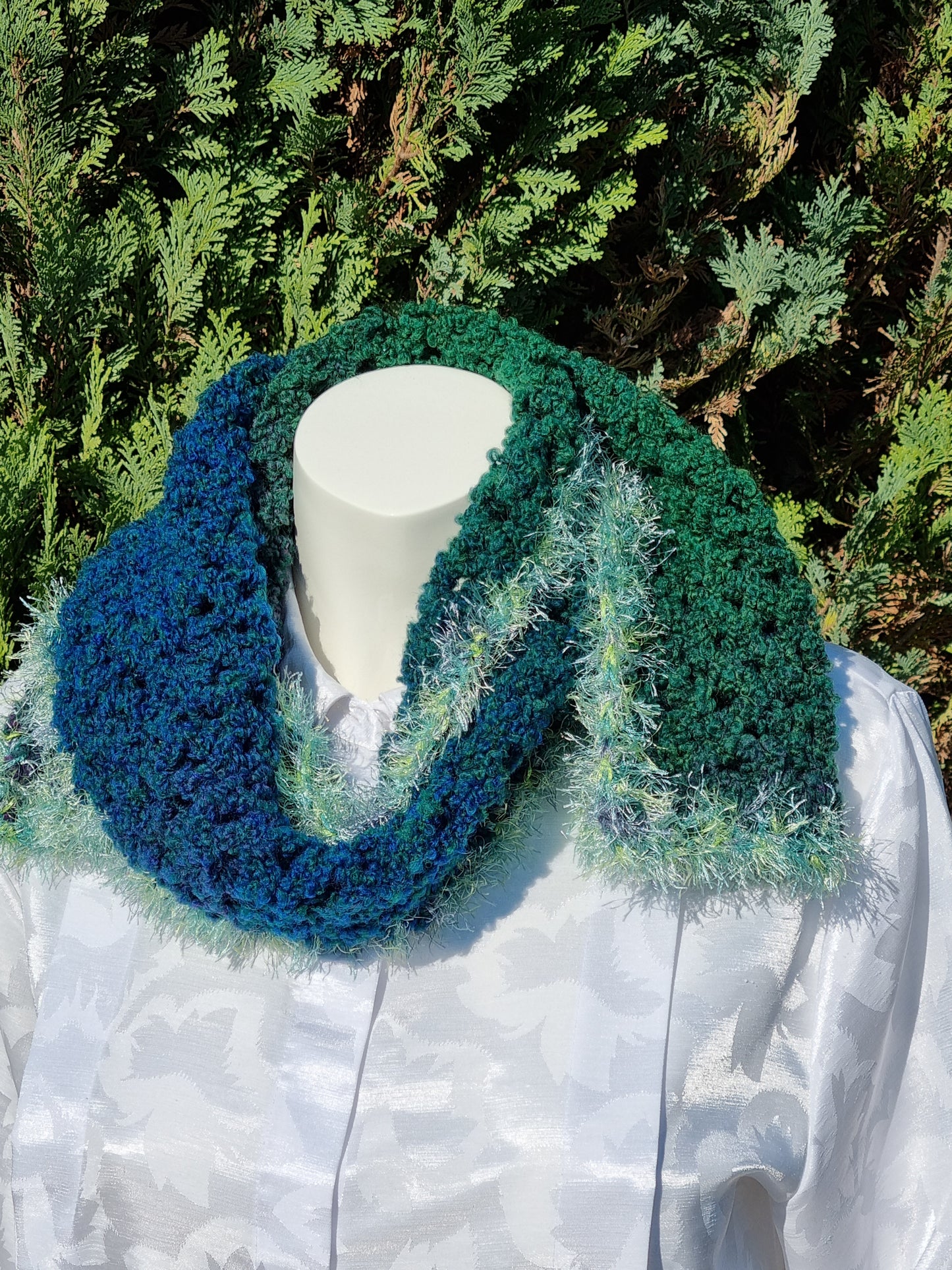 Schal aus Bouclé-Garn mit Farbverlauf, handgehäkelt