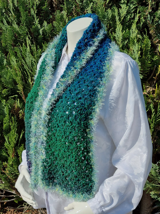 Schal aus Bouclé-Garn mit Farbverlauf, handgehäkelt