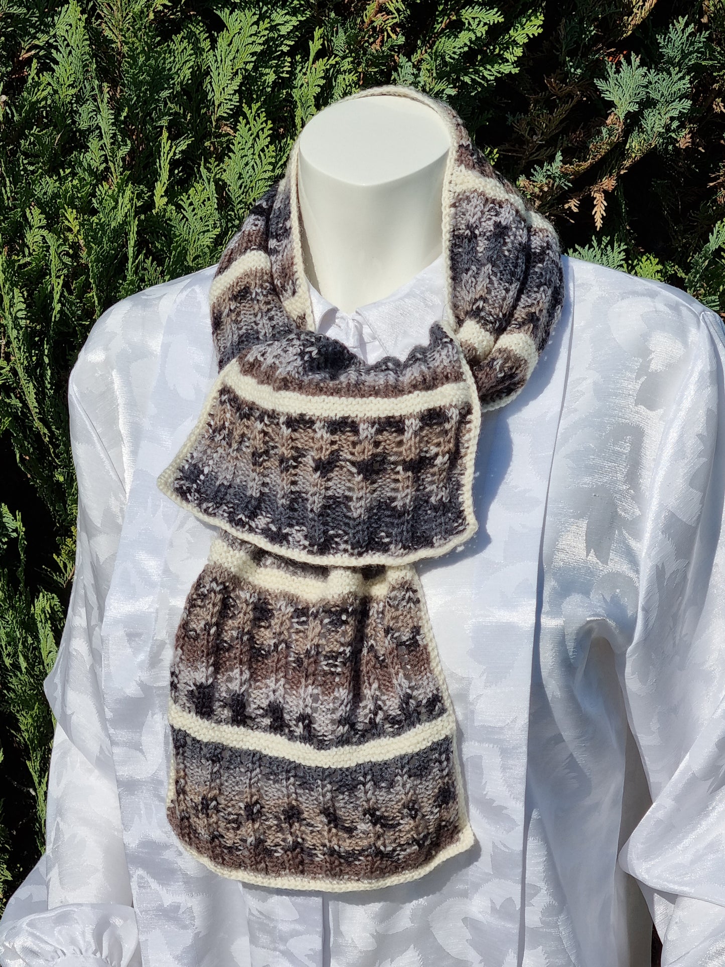 Schal aus feiner Sockenwolle grau-braun-offwhite, handgestrickt