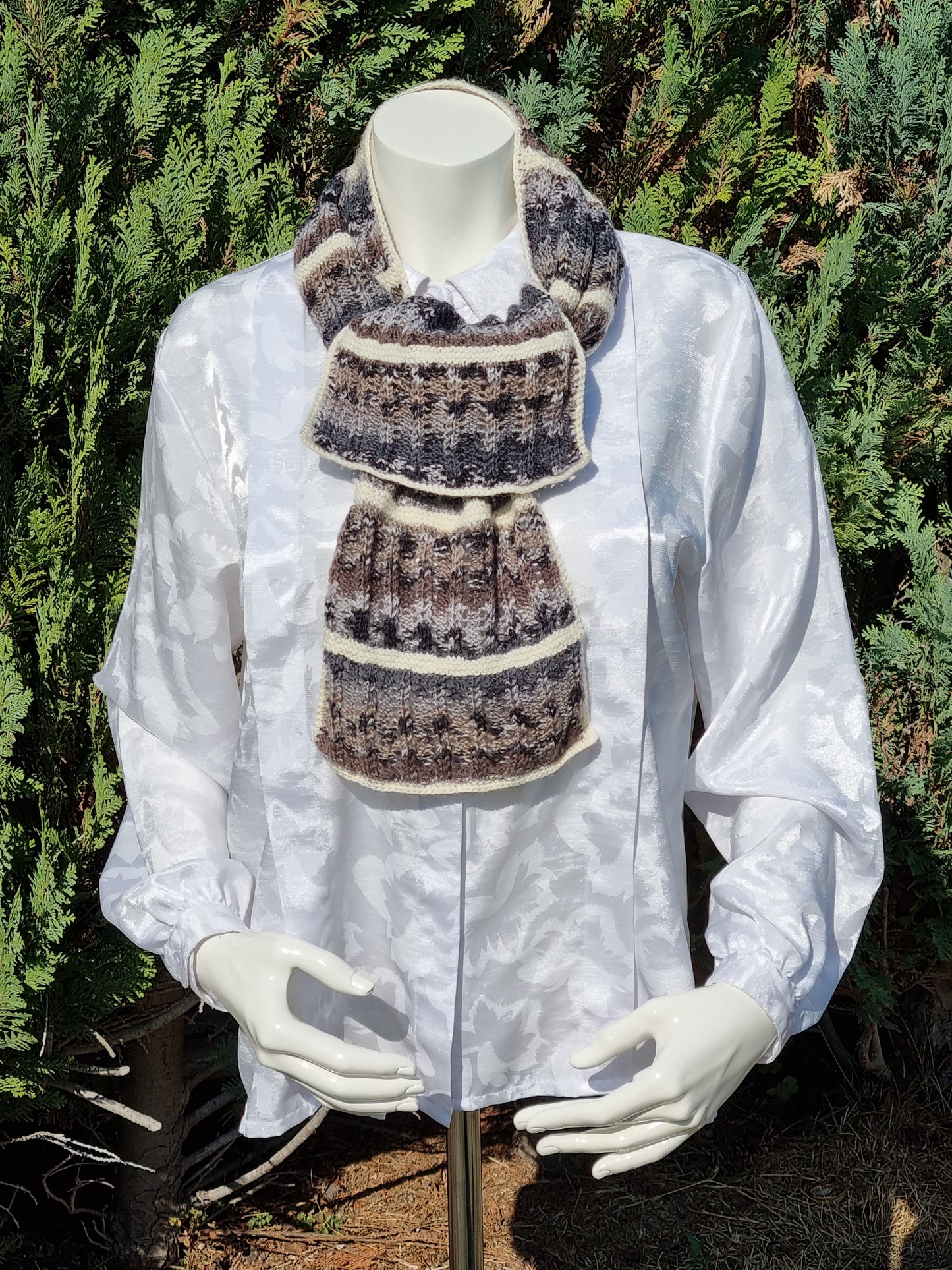 Schal aus feiner Sockenwolle grau-braun-offwhite, handgestrickt