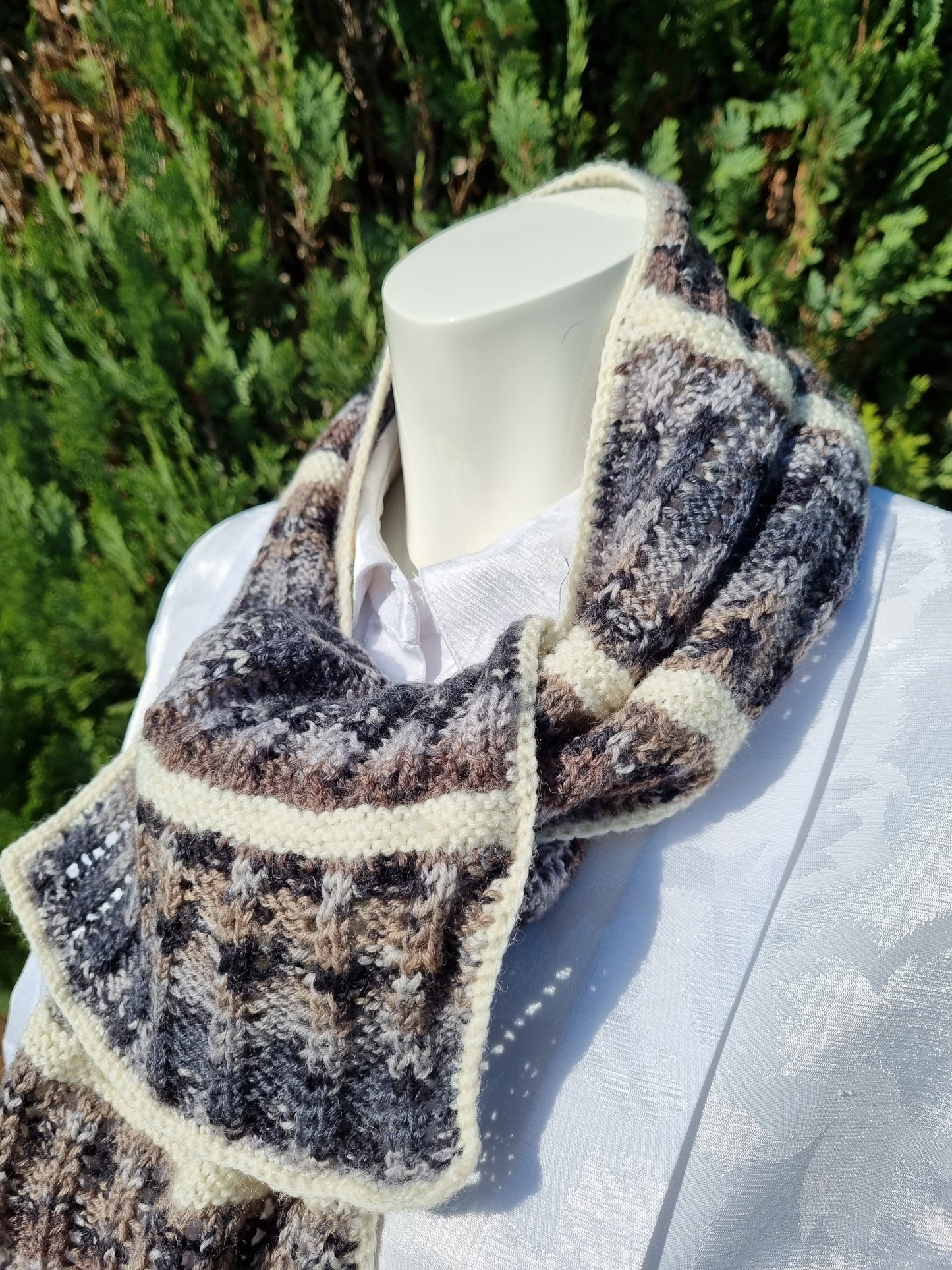Schal aus feiner Sockenwolle grau-braun-offwhite, handgestrickt