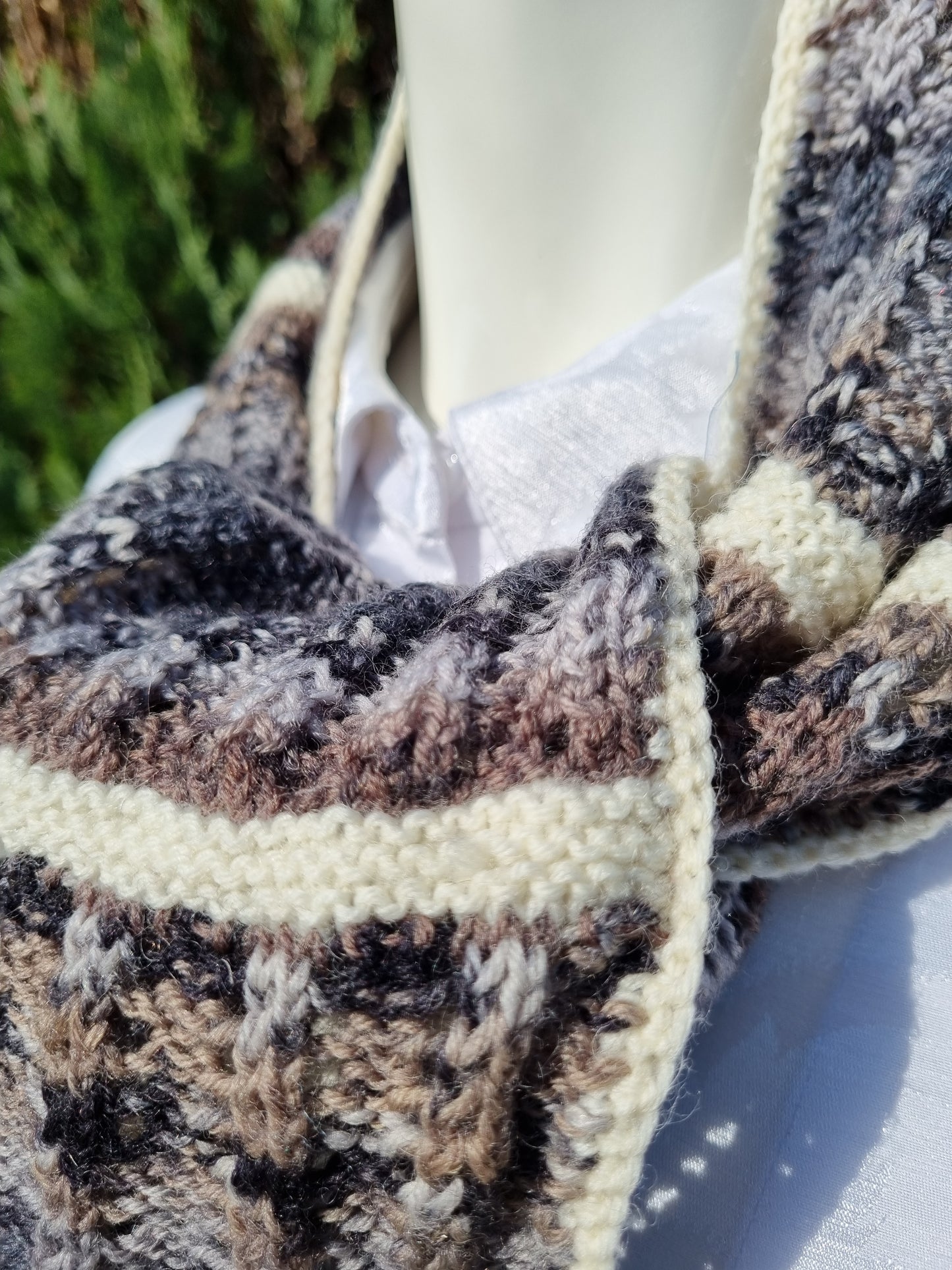 Schal aus feiner Sockenwolle grau-braun-offwhite, handgestrickt