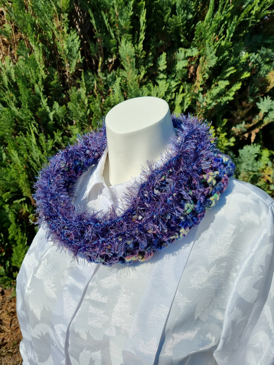 Kurzer Loop/Kragen in Violettmeliert, handgehäkelt