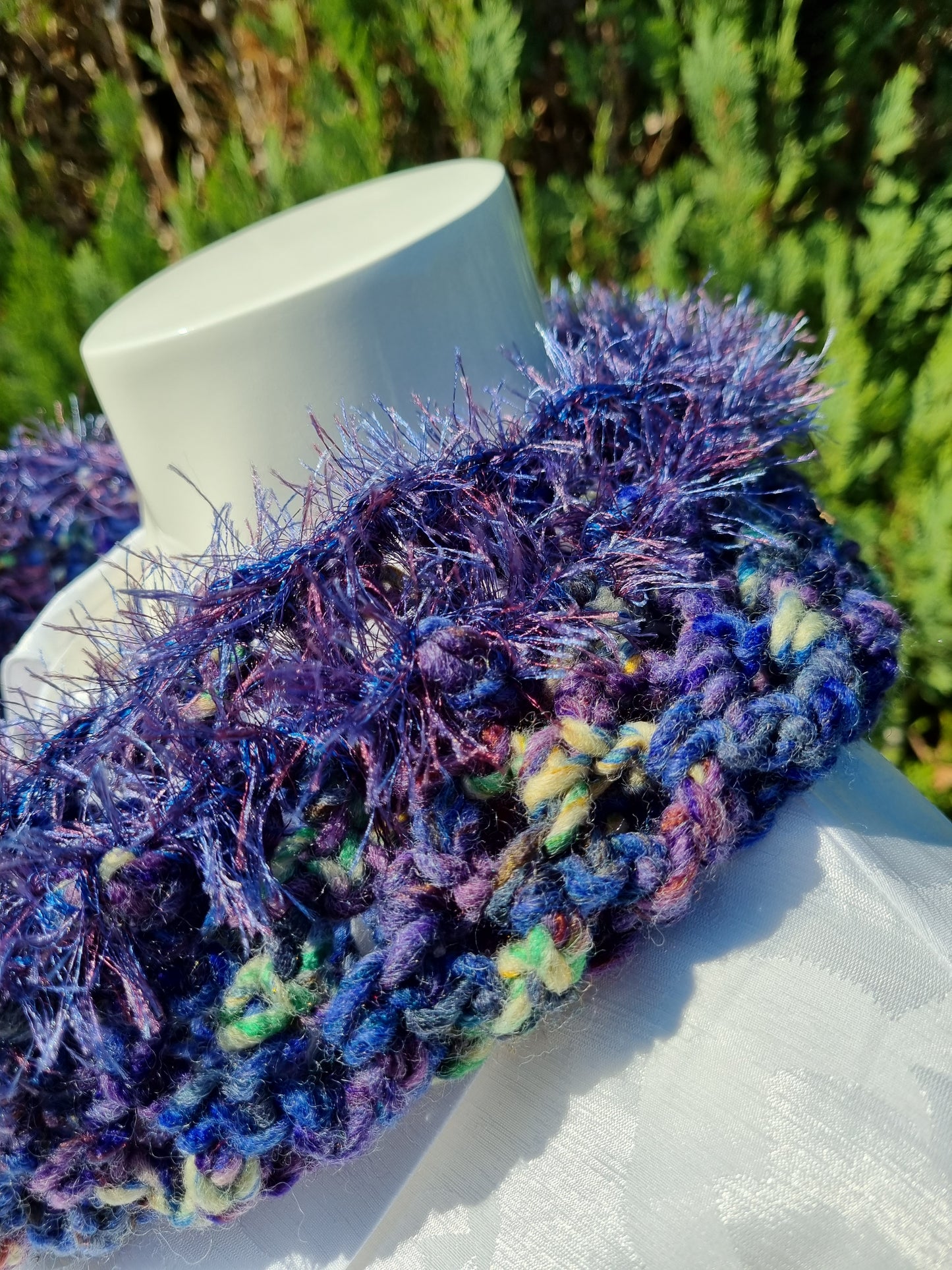 Kurzer Loop/Kragen in Violettmeliert, handgehäkelt