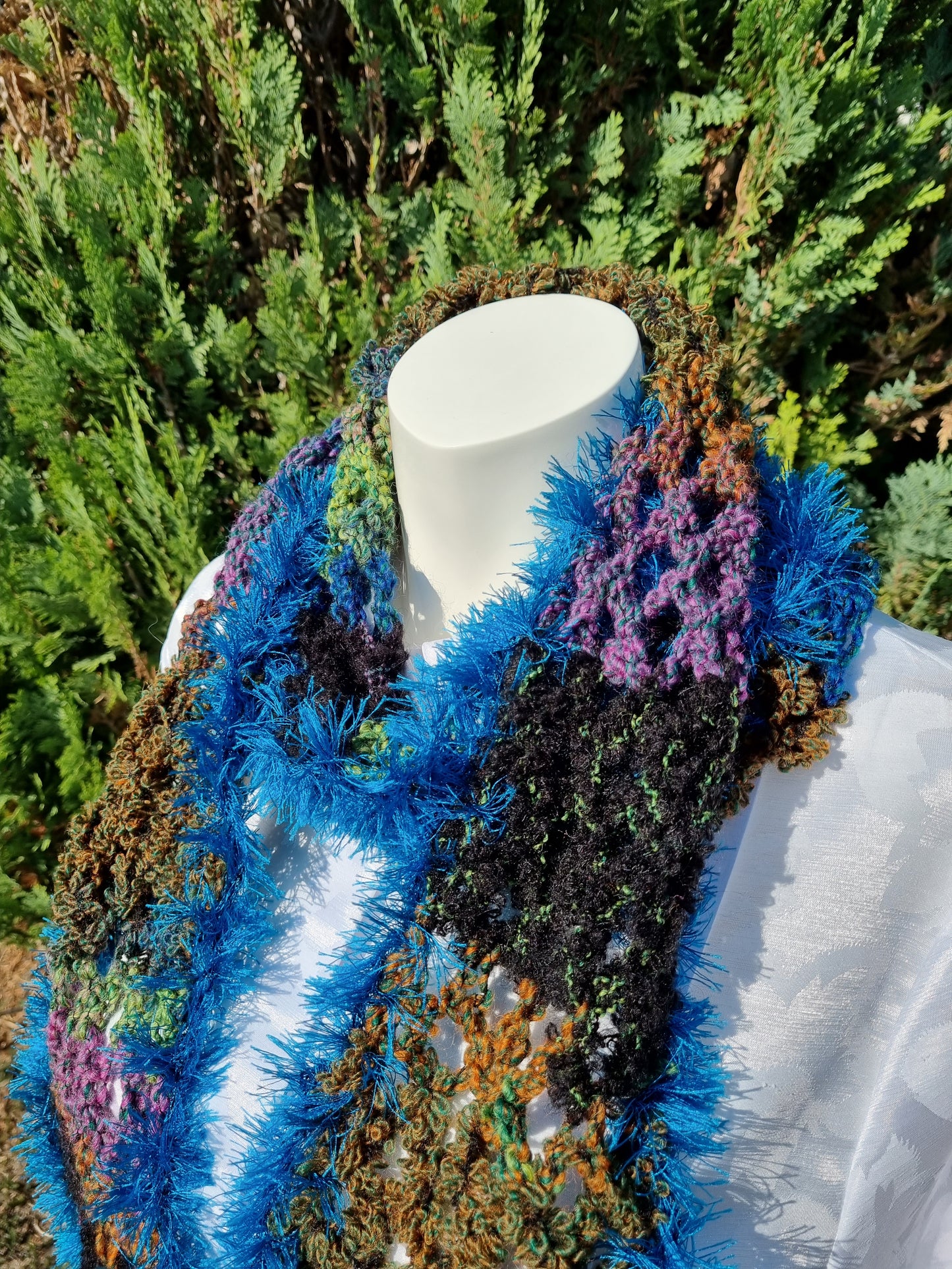 Schal aus meliertem Bouclégarn, handgehäkelt