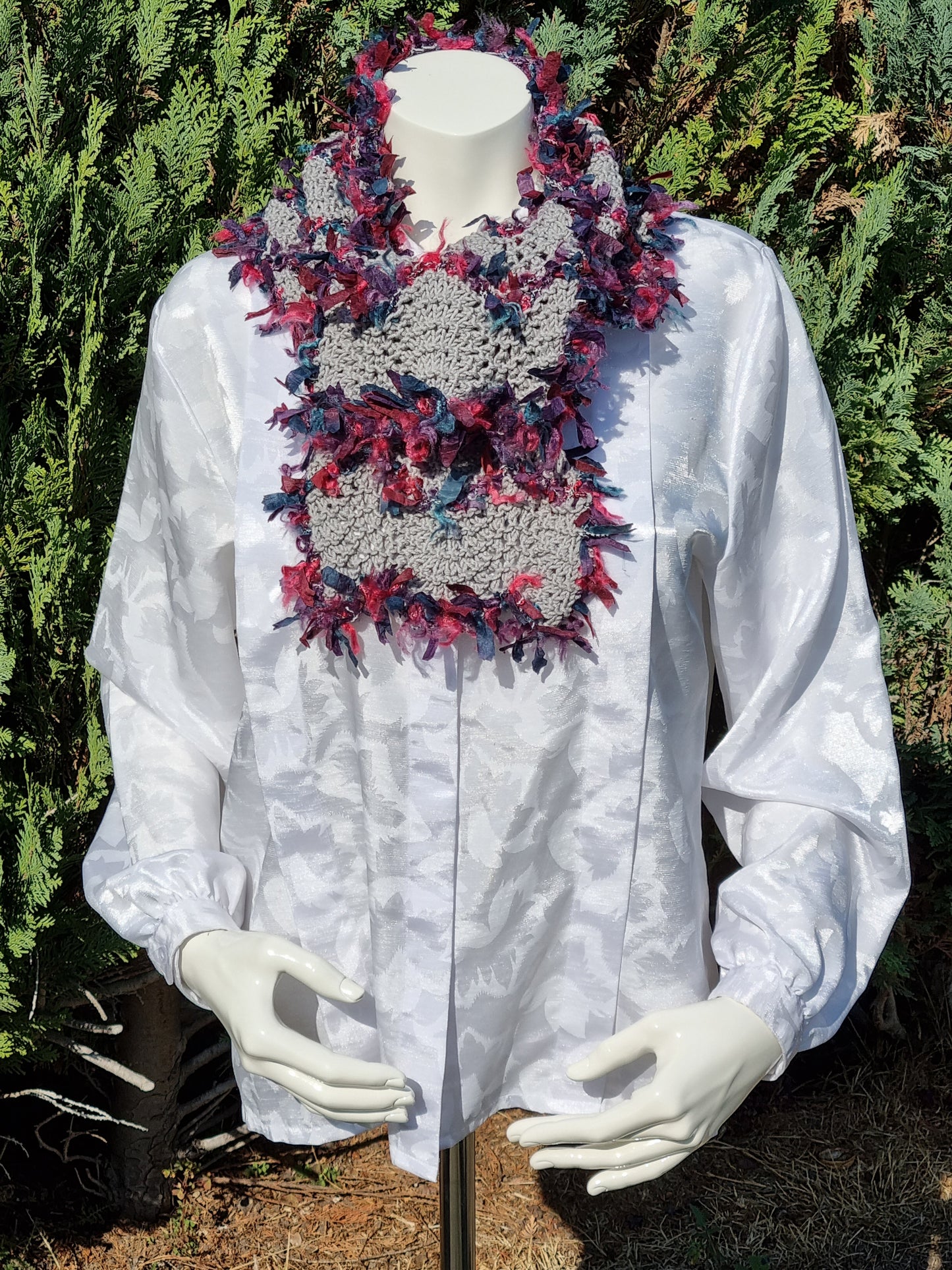 Schal in Grau mit Effekt-Bändchengarn, handgestrickt