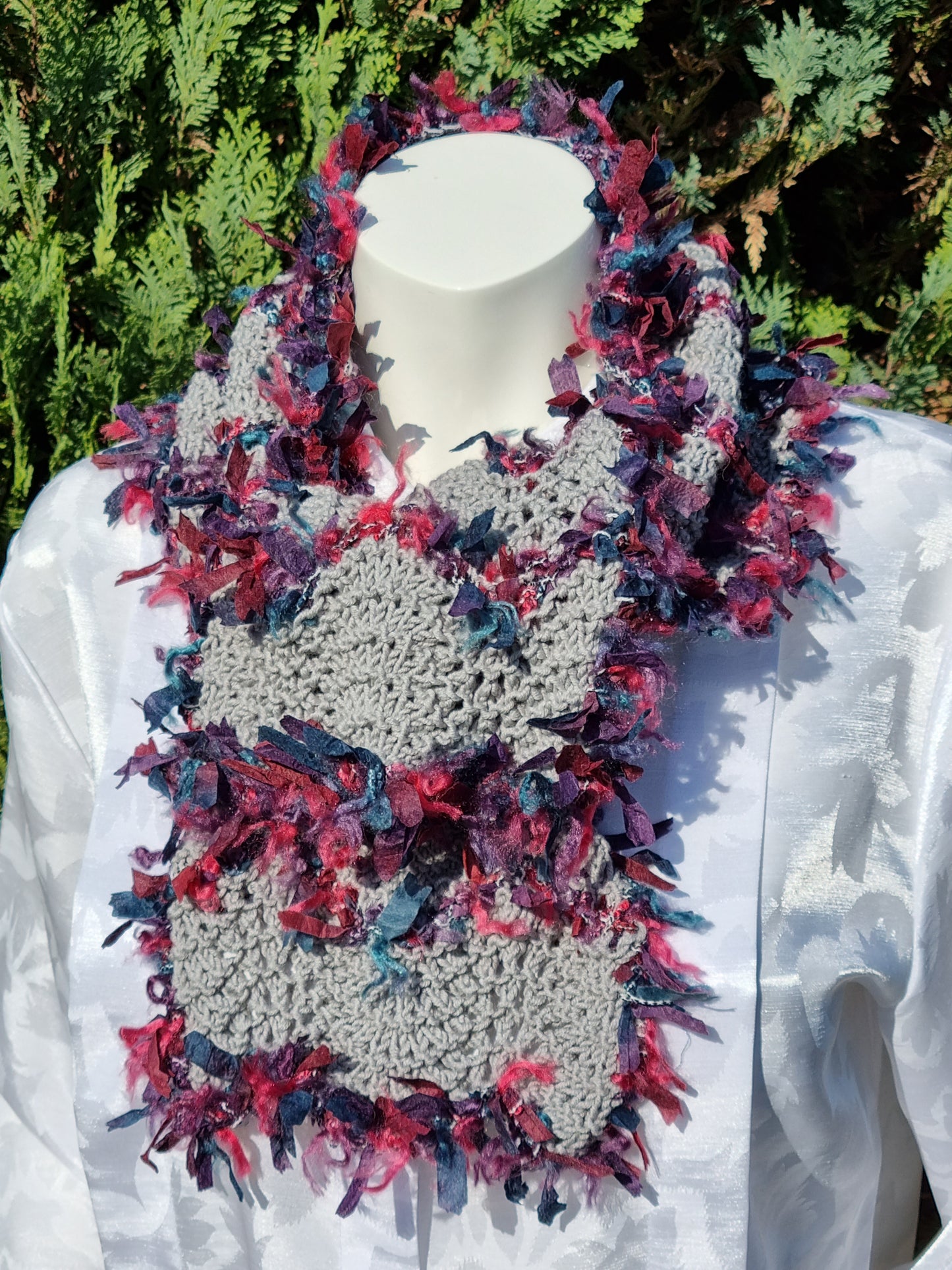 Schal in Grau mit Effekt-Bändchengarn, handgestrickt