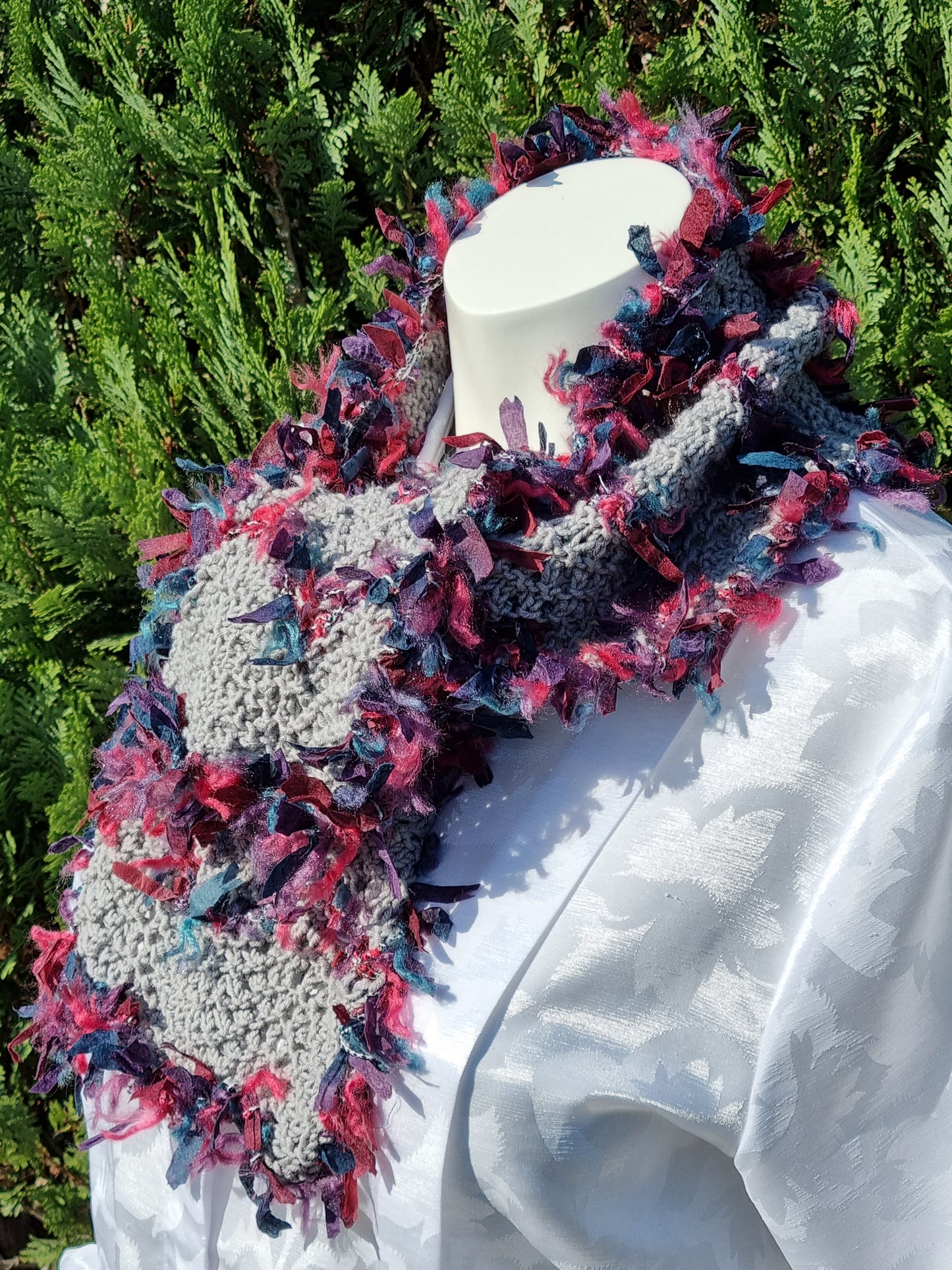 Schal in Grau mit Effekt-Bändchengarn, handgestrickt