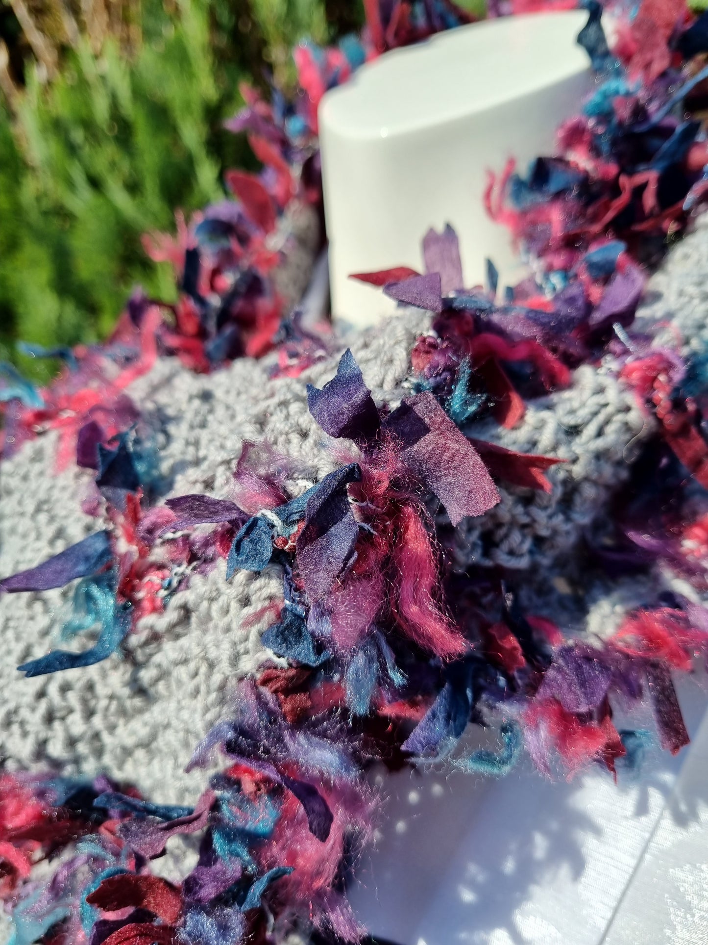 Schal in Grau mit Effekt-Bändchengarn, handgestrickt