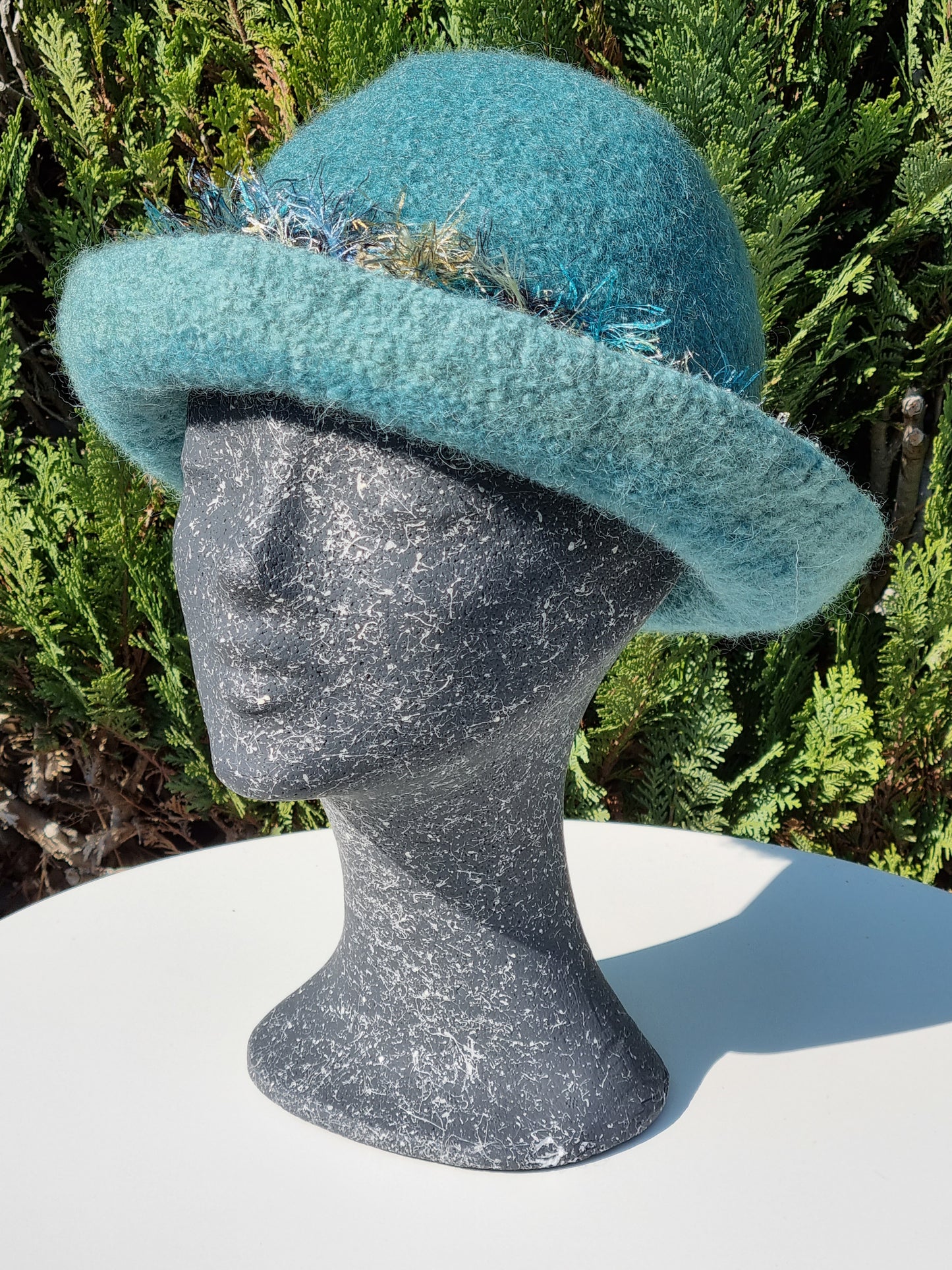 Filzhut in Schilfgrün mit Band, handgestrickt, Gr. 58/59