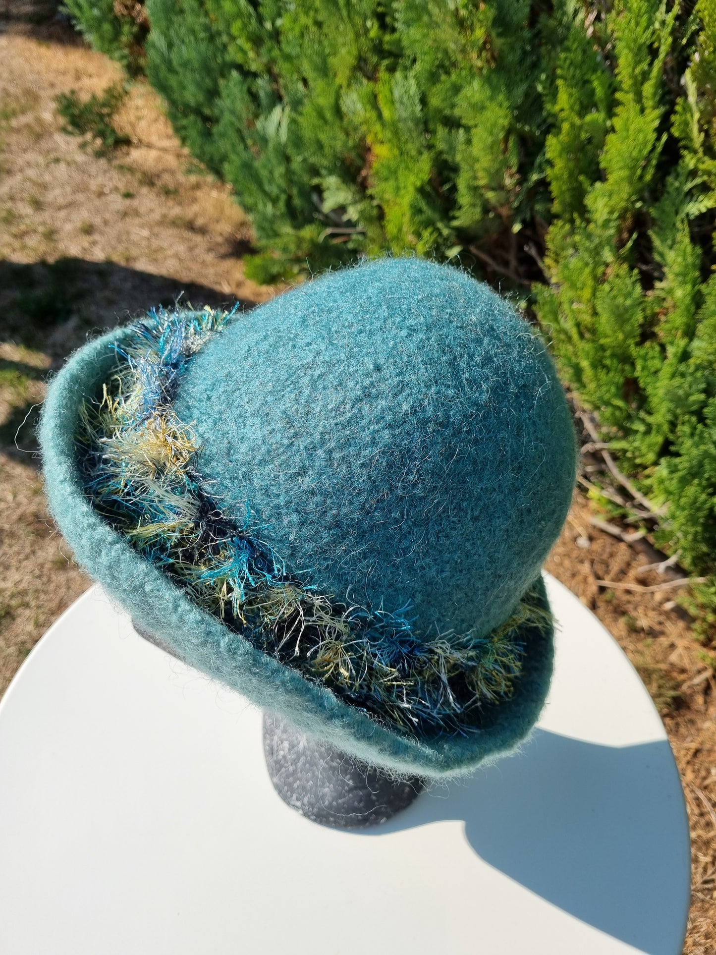 Filzhut in Schilfgrün mit Band, handgestrickt, Gr. 58/59