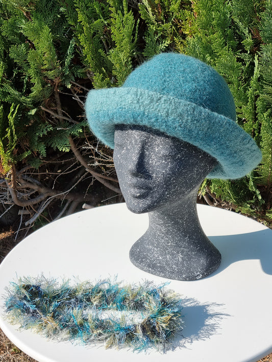 Filzhut in Schilfgrün mit Band, handgestrickt, Gr. 58/59