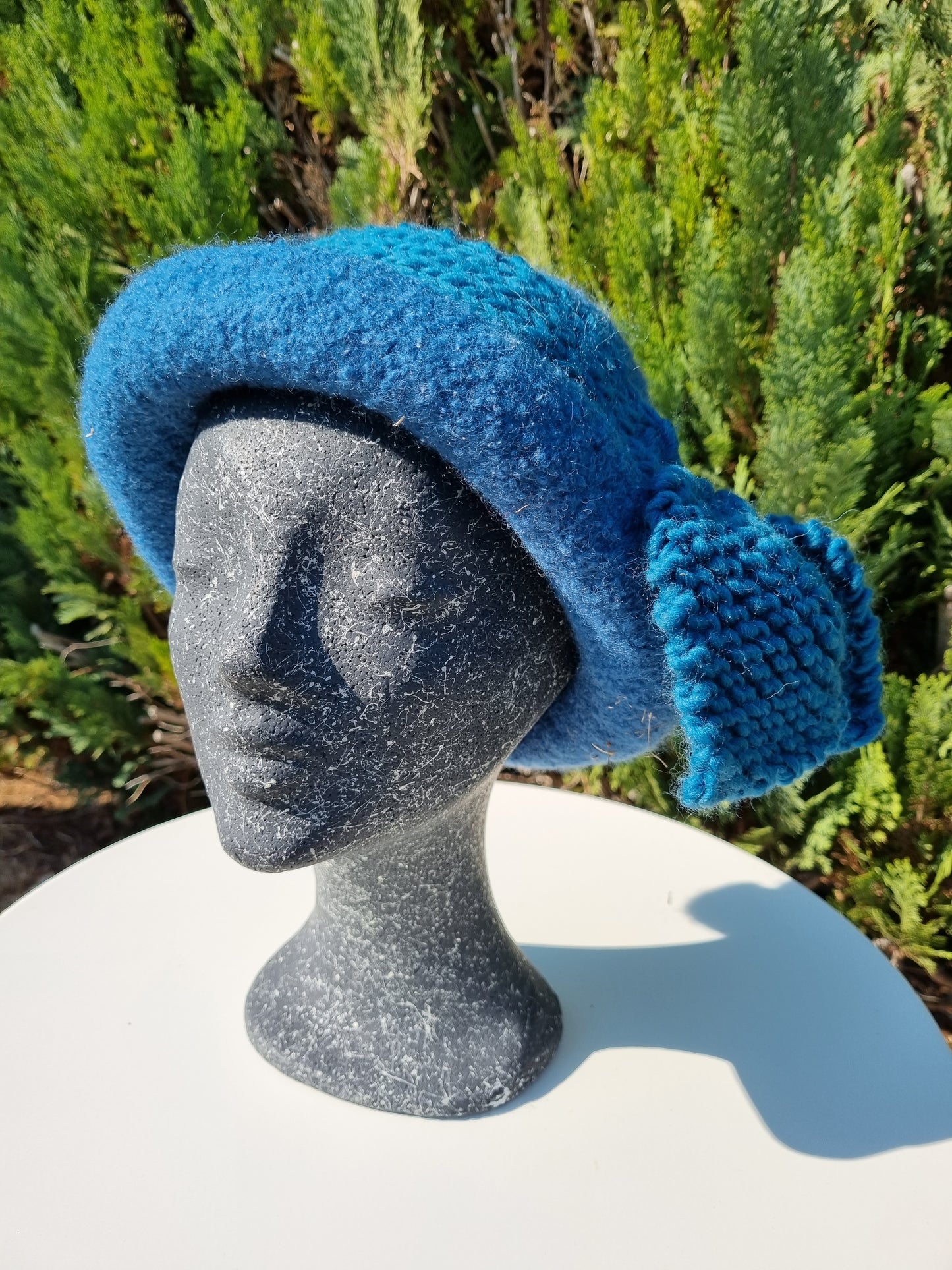 Filzhut in Petrol mit Band, handgestrickt, Gr. 58/59