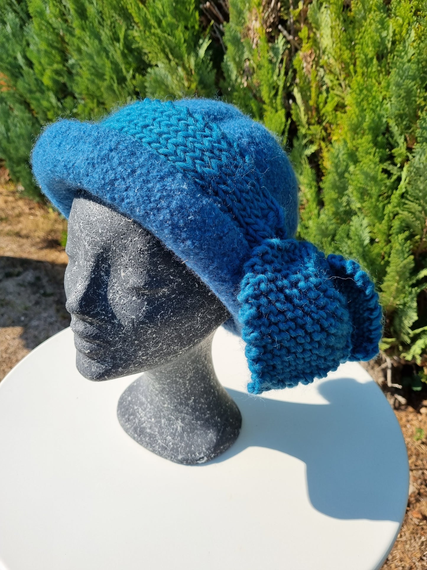 Filzhut in Petrol mit Band, handgestrickt, Gr. 58/59