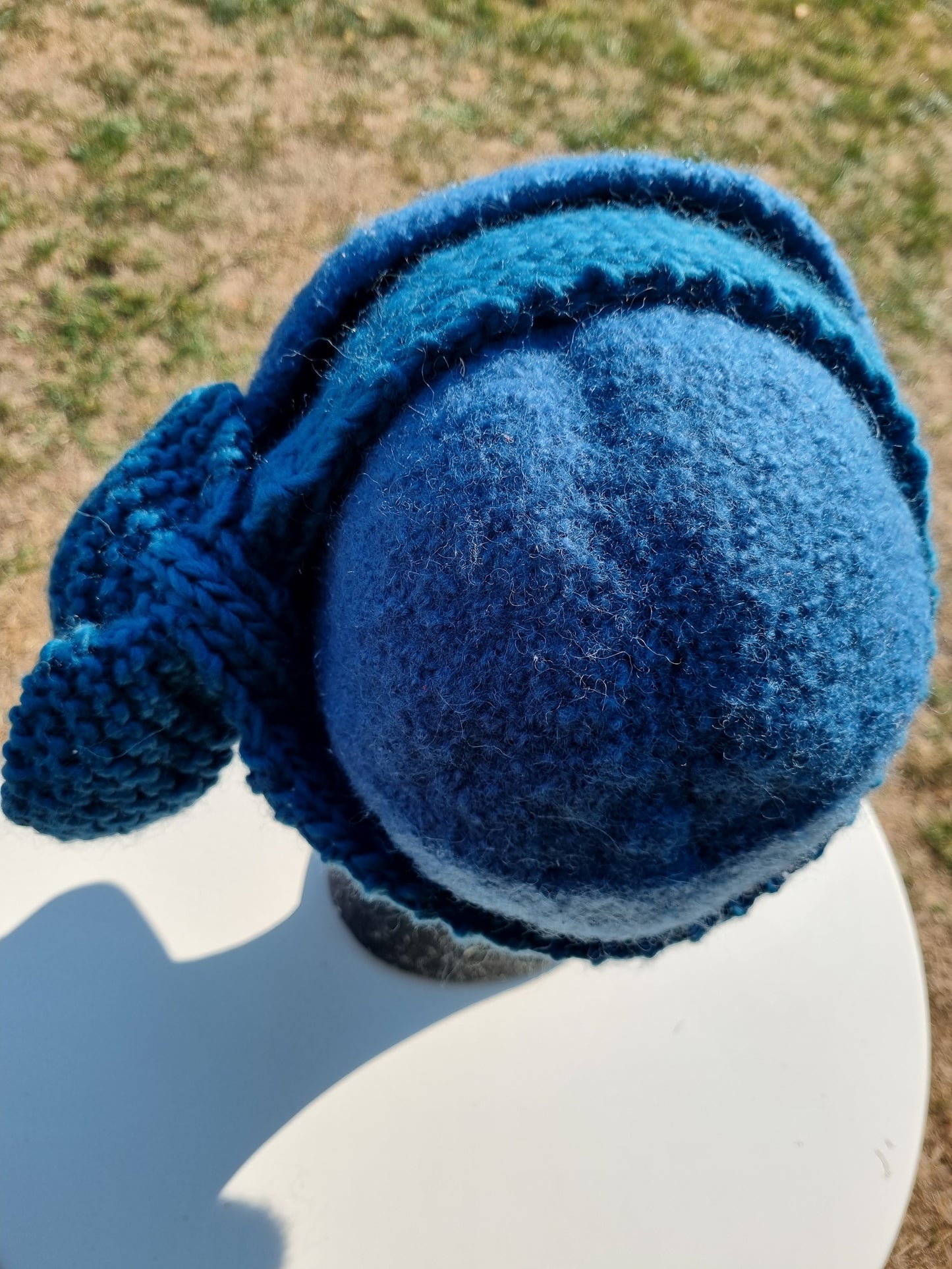 Filzhut in Petrol mit Band, handgestrickt, Gr. 58/59