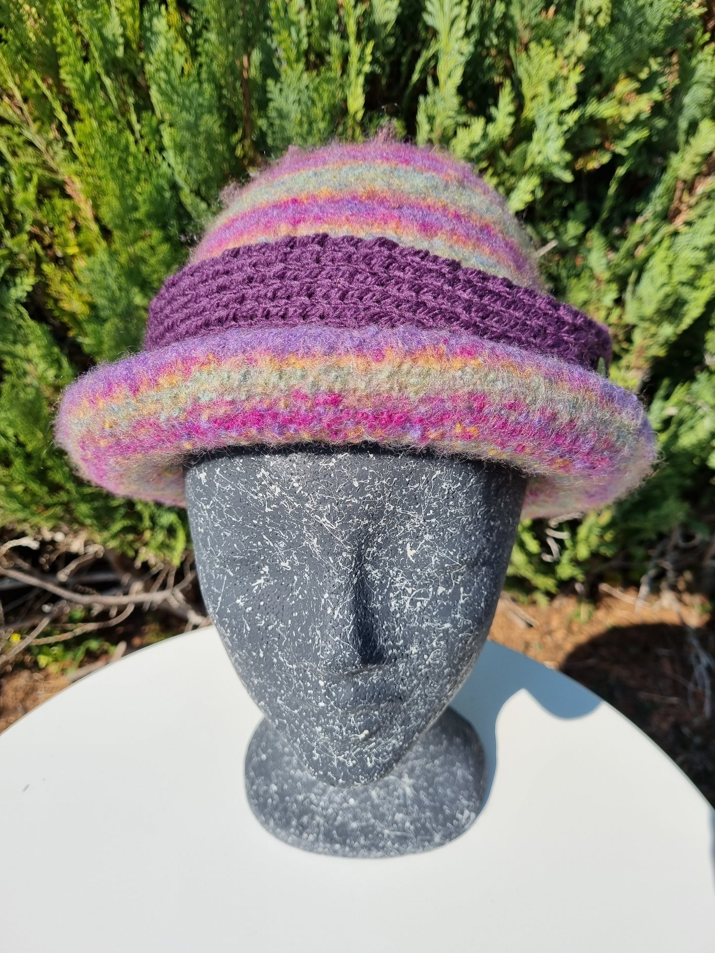 Filzhut mit Farbverlauf und Band, handgestrickt, Gr. 58/59