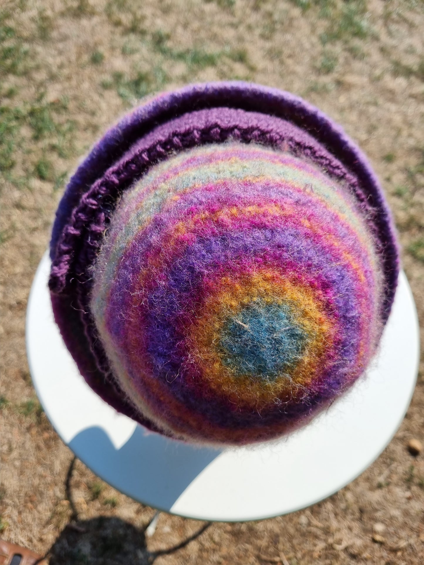 Filzhut mit Farbverlauf und Band, handgestrickt, Gr. 58/59