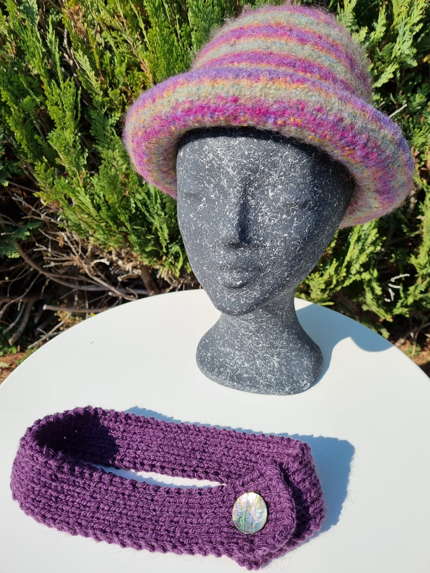 Filzhut mit Farbverlauf und Band, handgestrickt, Gr. 58/59