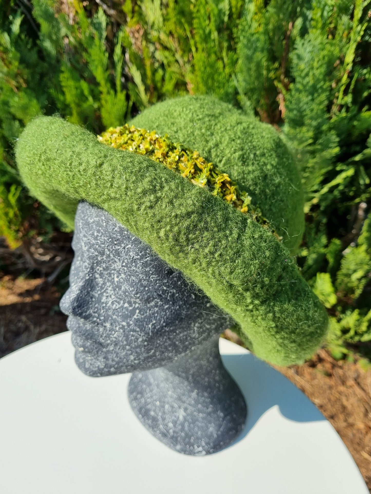 Filzhut in Moosgrün mit 2 Bändern, handgestrickt, Gr. 58/59
