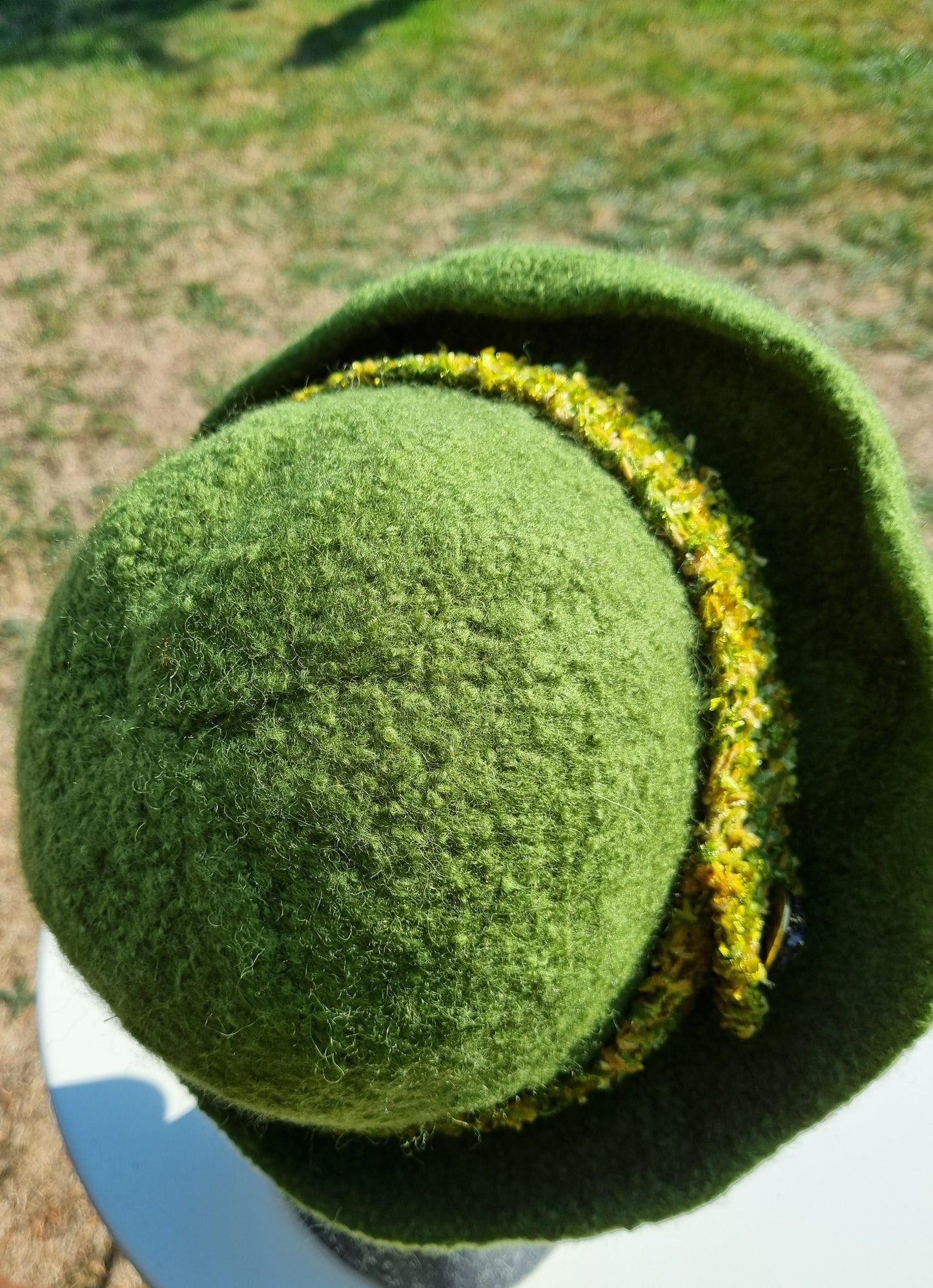 Filzhut in Moosgrün mit 2 Bändern, handgestrickt, Gr. 58/59