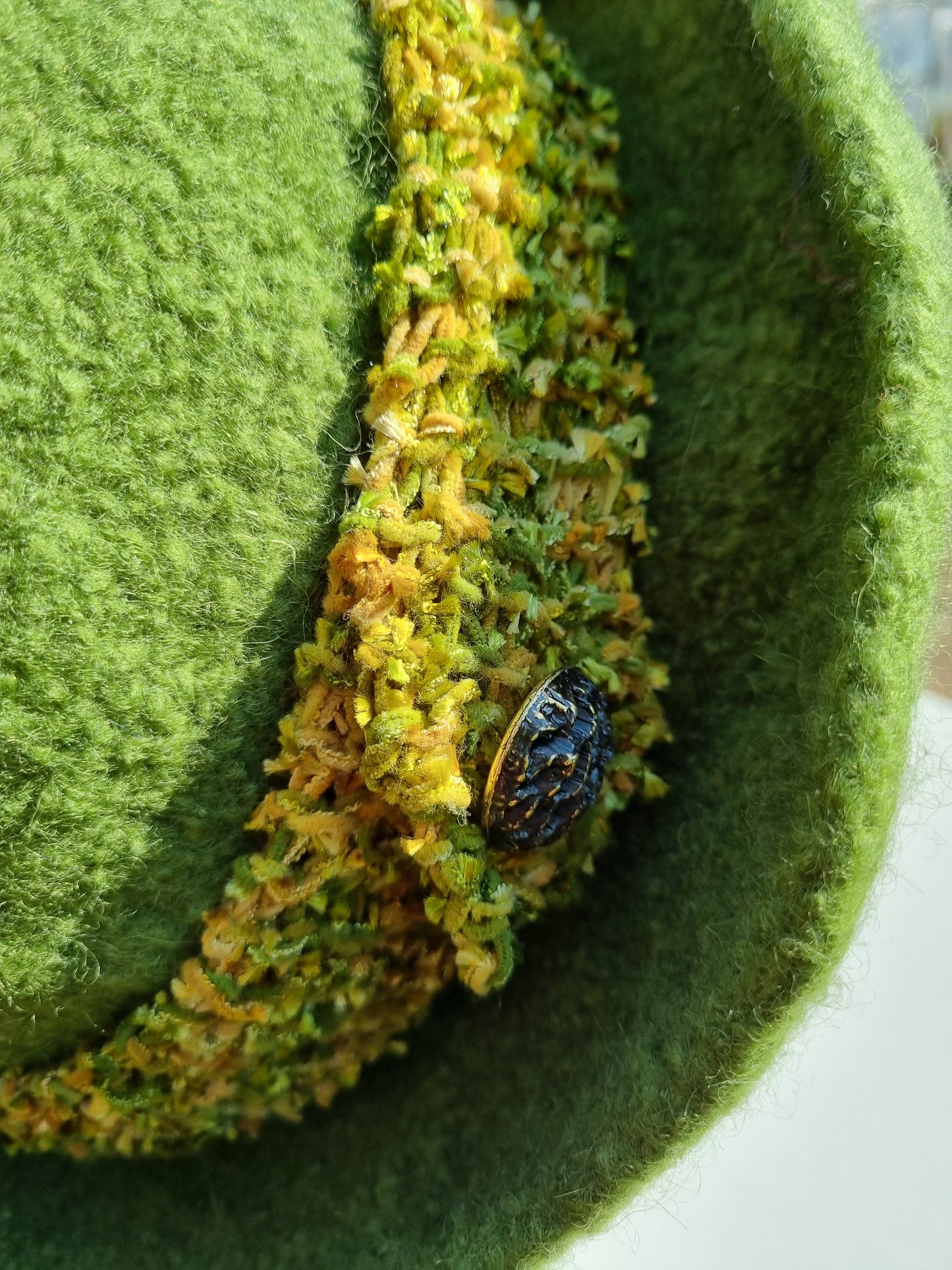 Filzhut in Moosgrün mit 2 Bändern, handgestrickt, Gr. 58/59