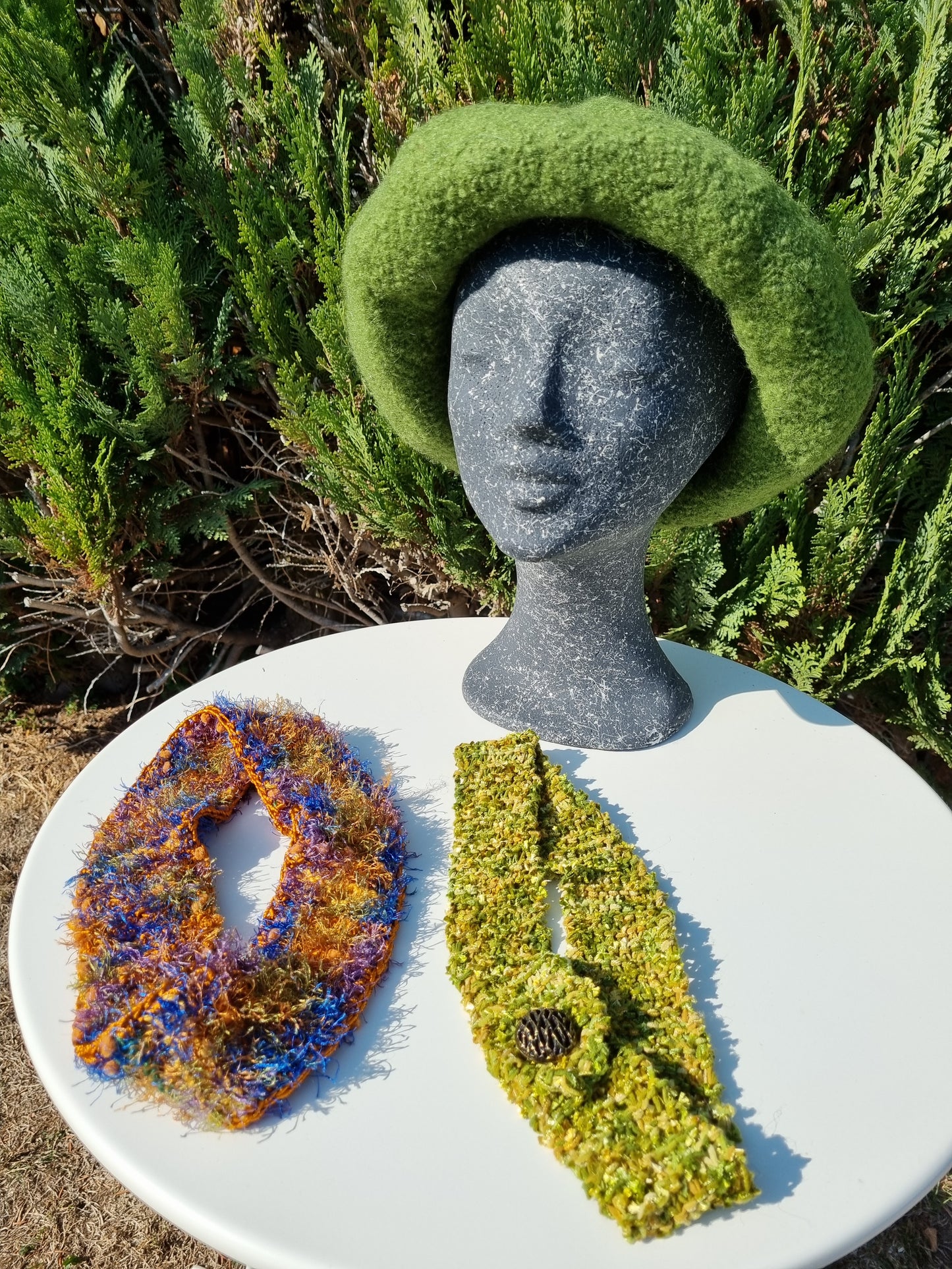 Filzhut in Moosgrün mit 2 Bändern, handgestrickt, Gr. 58/59