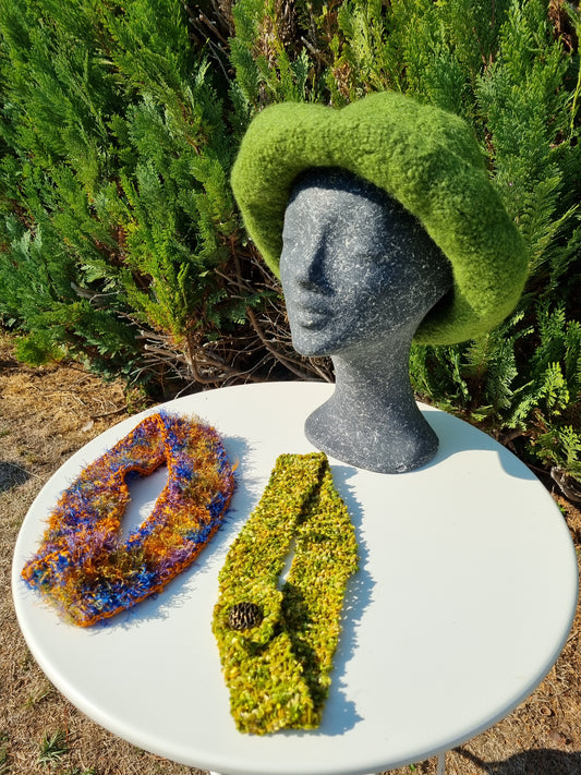 Filzhut in Moosgrün mit 2 Bändern, handgestrickt, Gr. 58/59