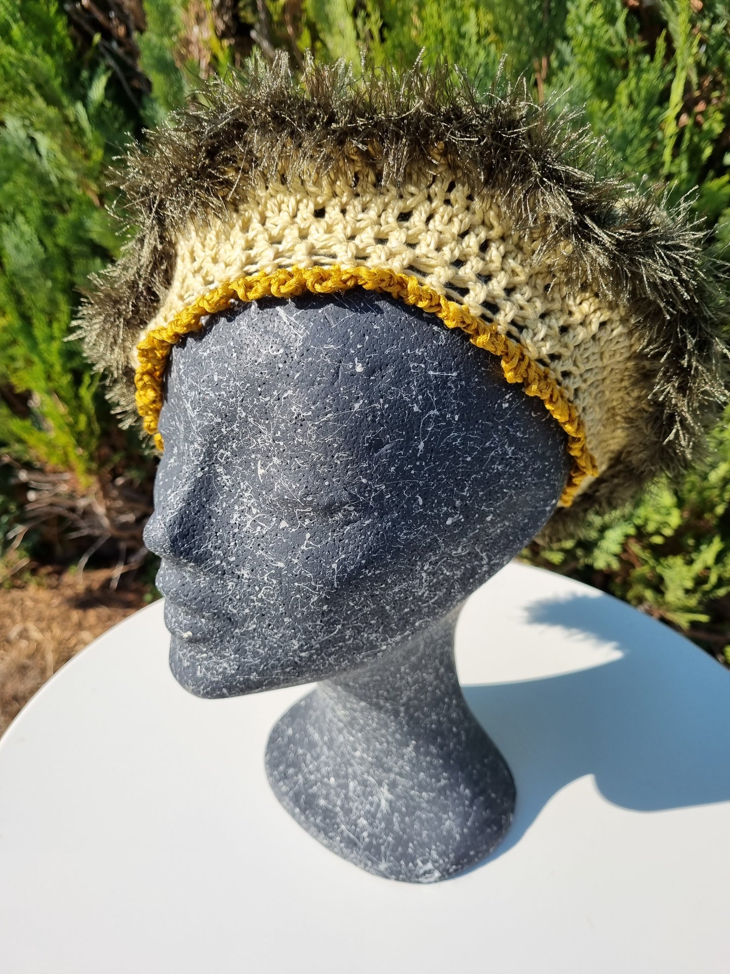 Pfiffige Baskenmütze in Gelb-und Grüntönen, Gr. ca. 58/59, handgehäkelt