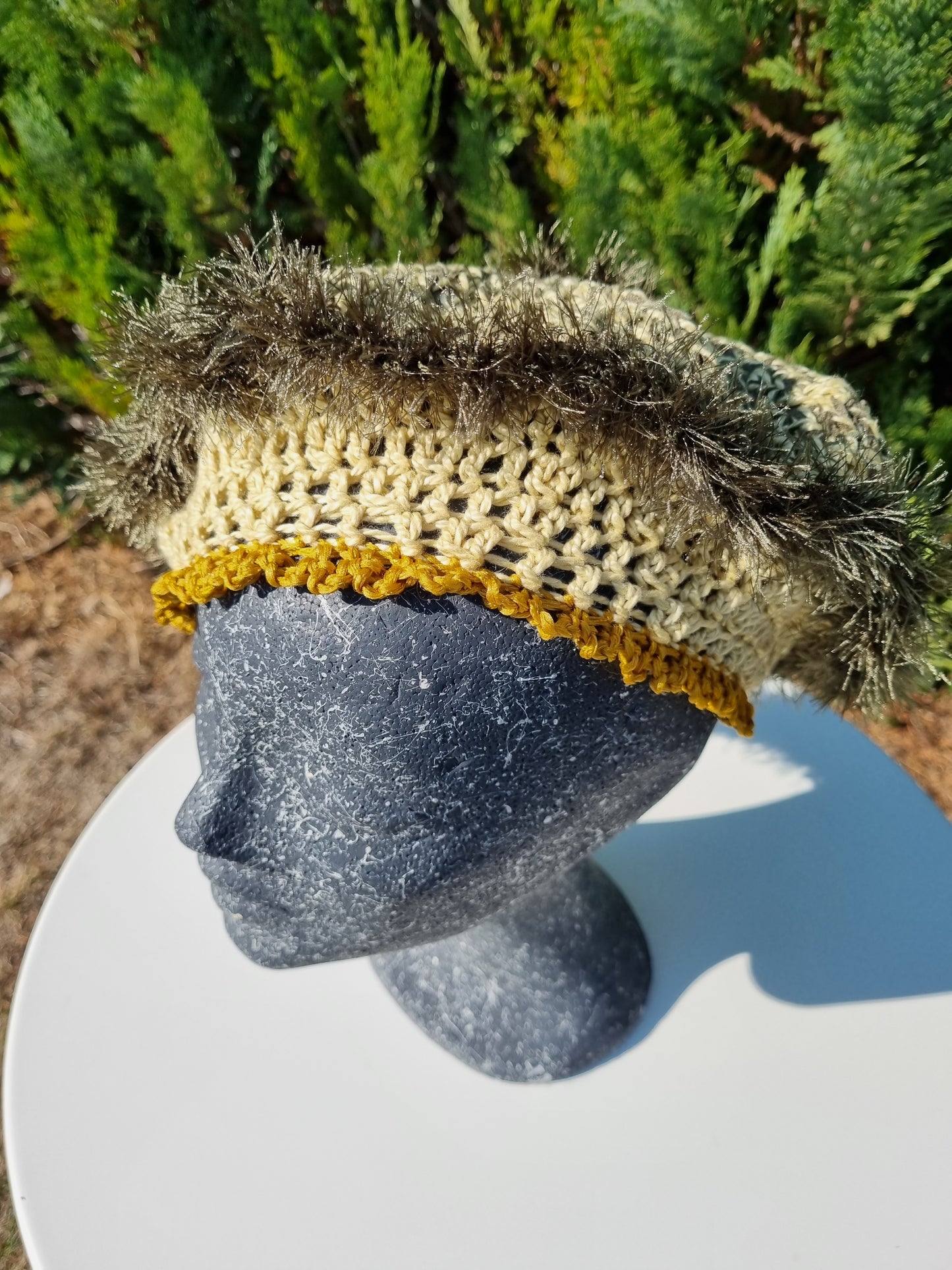 Pfiffige Baskenmütze in Gelb-und Grüntönen, Gr. ca. 58/59, handgehäkelt