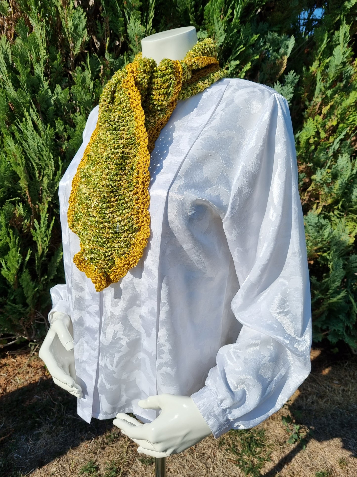 Schal in Grüntönen aus Effekt-Bändchengarn, handgestrickt