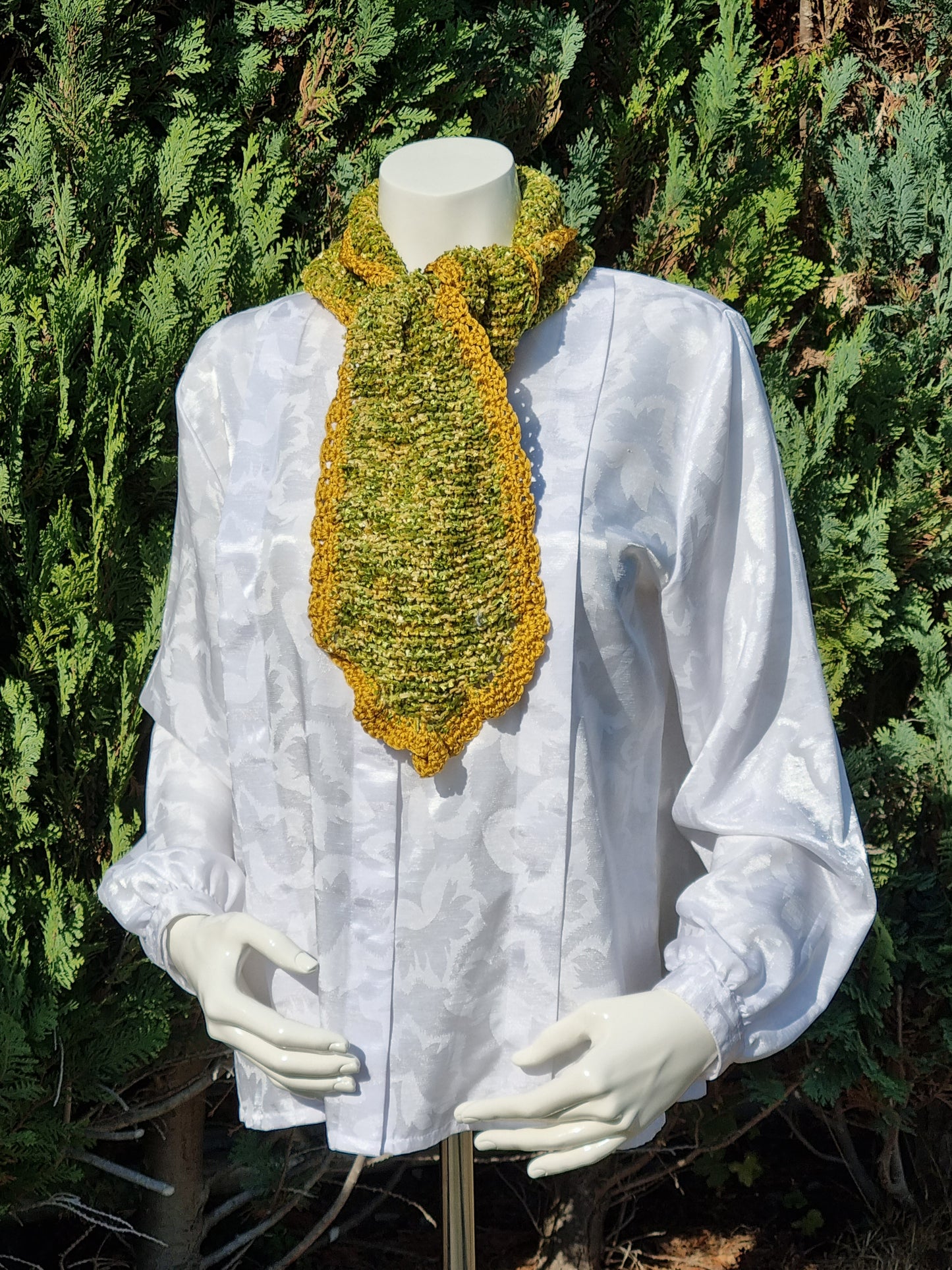 Schal in Grüntönen aus Effekt-Bändchengarn, handgestrickt