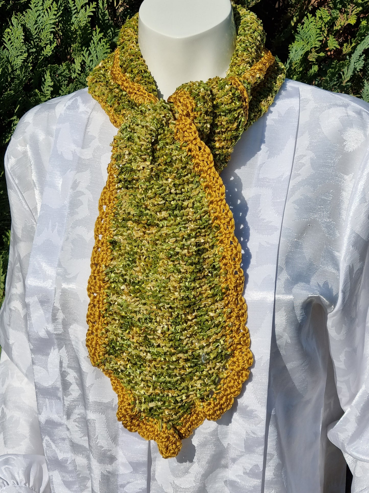 Schal in Grüntönen aus Effekt-Bändchengarn, handgestrickt