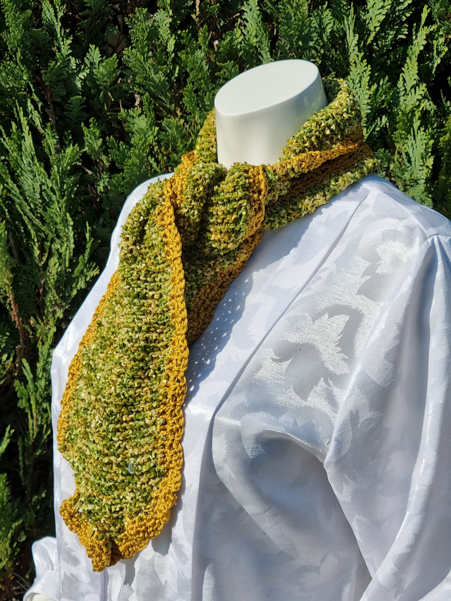 Schal in Grüntönen aus Effekt-Bändchengarn, handgestrickt