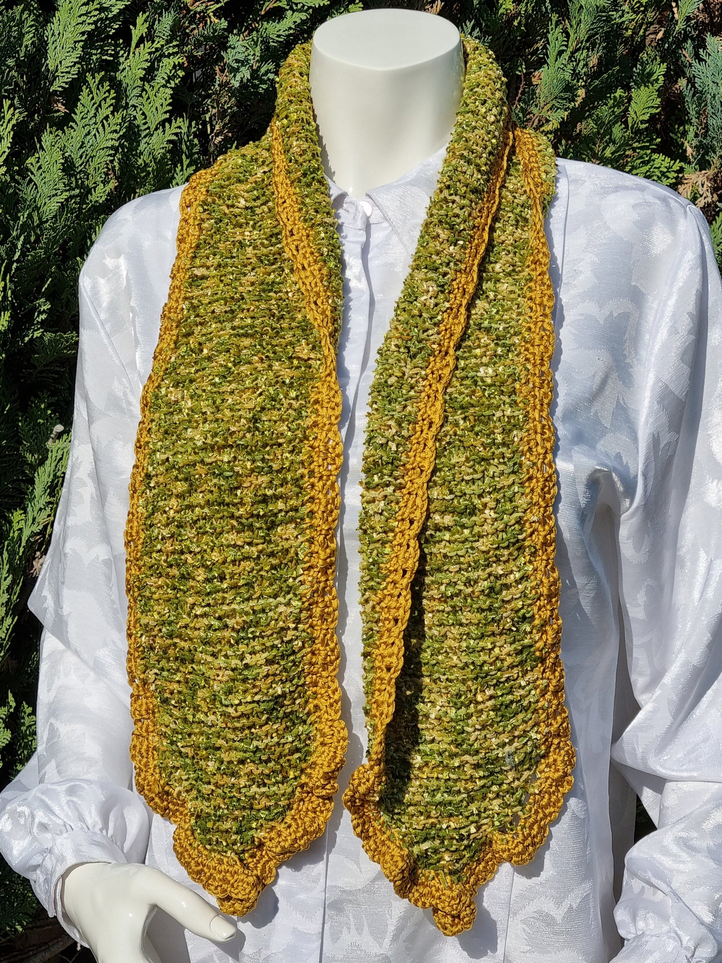 Schal in Grüntönen aus Effekt-Bändchengarn, handgestrickt