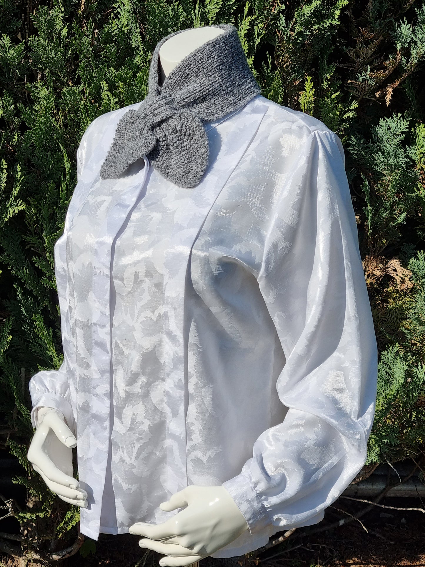 Steckschal grau mit Alpaka-Anteil nach historischem Muster, handgestrickt