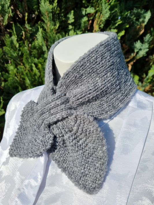 Steckschal grau mit Alpaka-Anteil nach historischem Muster, handgestrickt