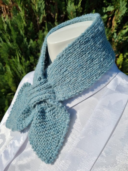 Steckschal nach historischem Muster, handgestrickt, schilfgrün-melange  mit Alpaka