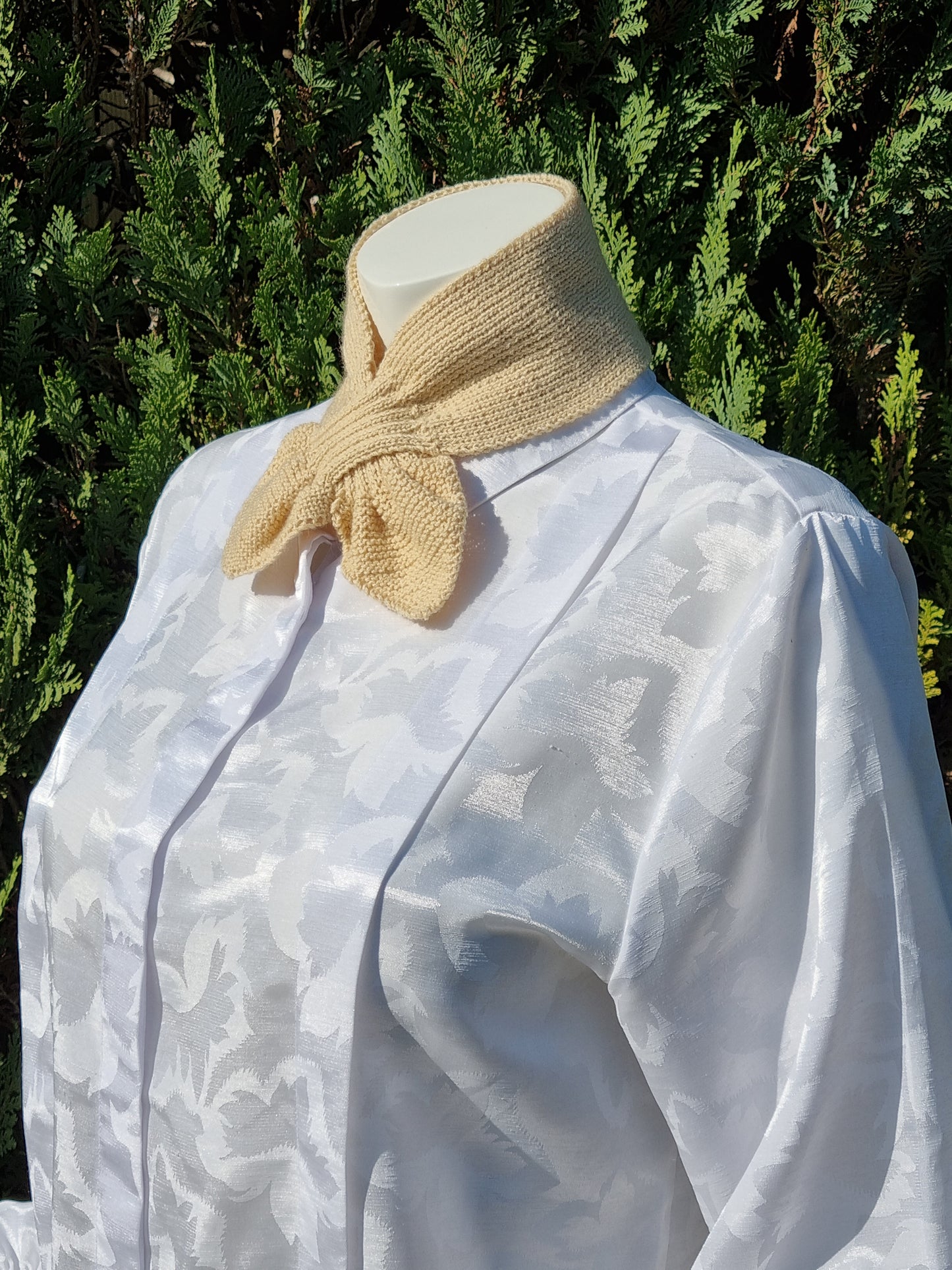 Steckschal maisgelb mit Seidenanteil nach historischem Muster, handgestrickt