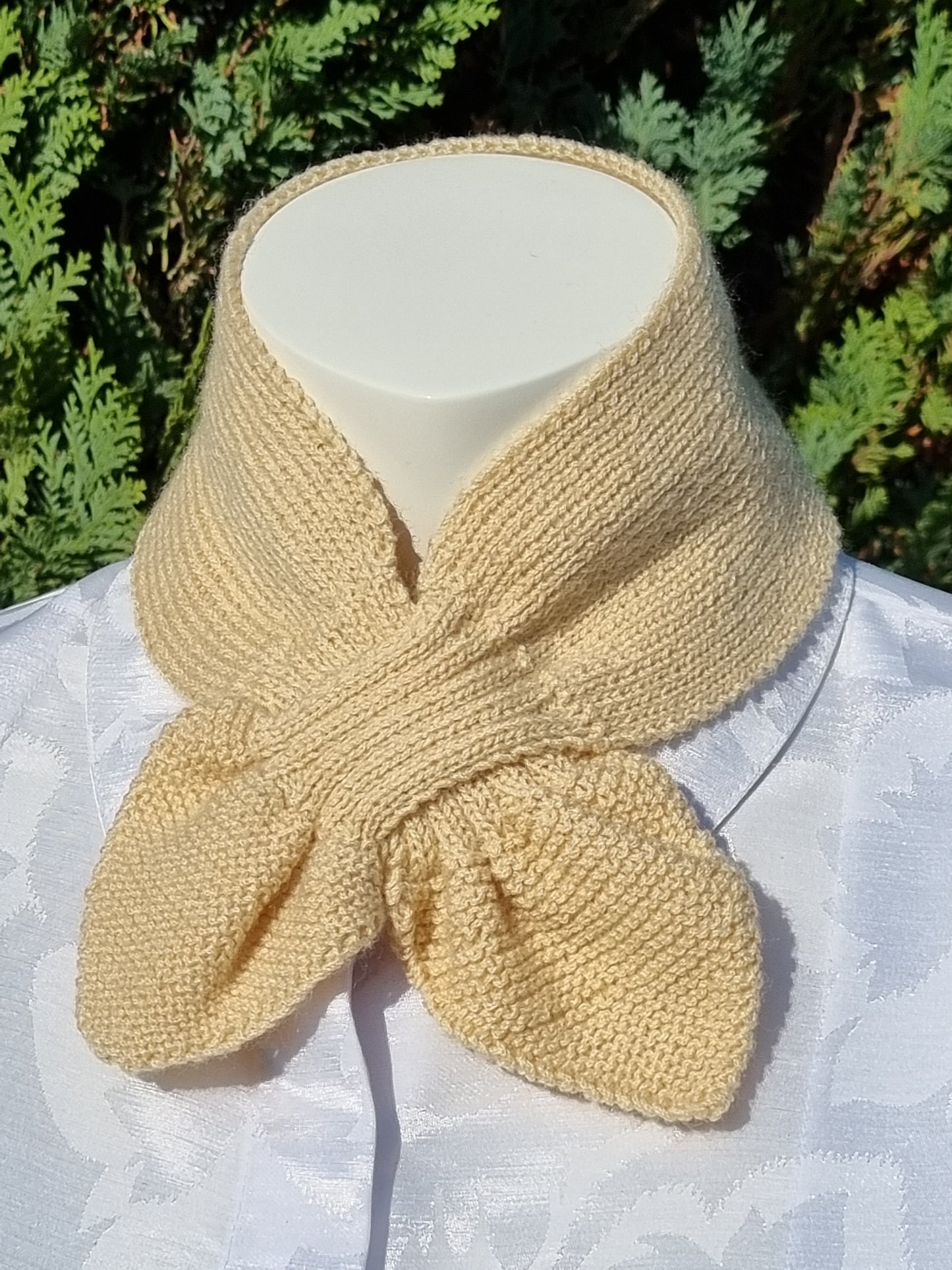 Steckschal maisgelb mit Seidenanteil nach historischem Muster, handgestrickt