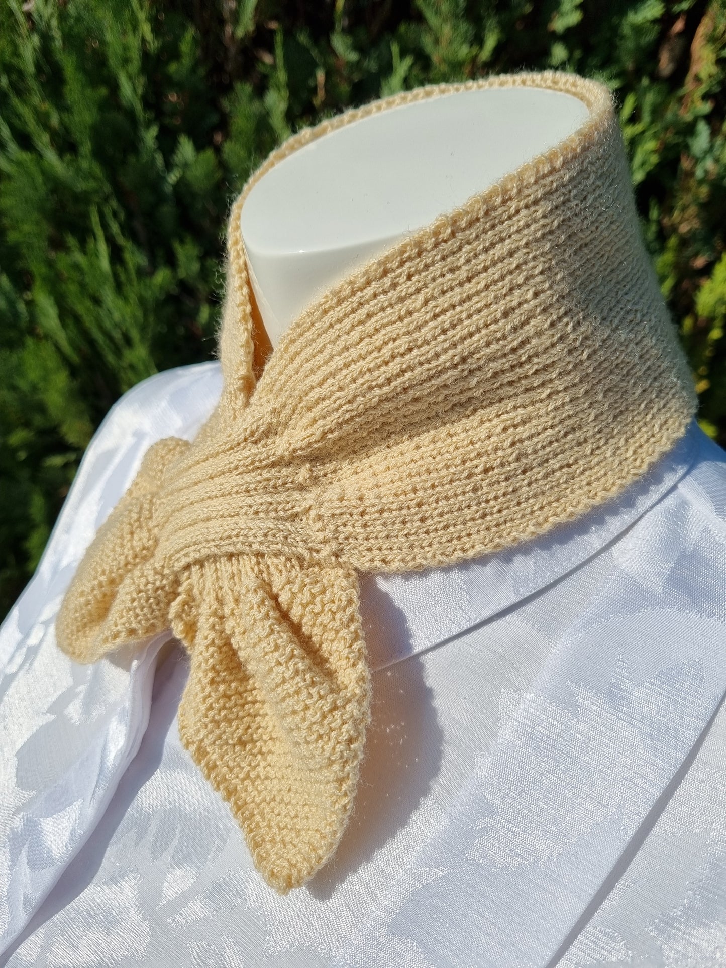 Steckschal maisgelb mit Seidenanteil nach historischem Muster, handgestrickt