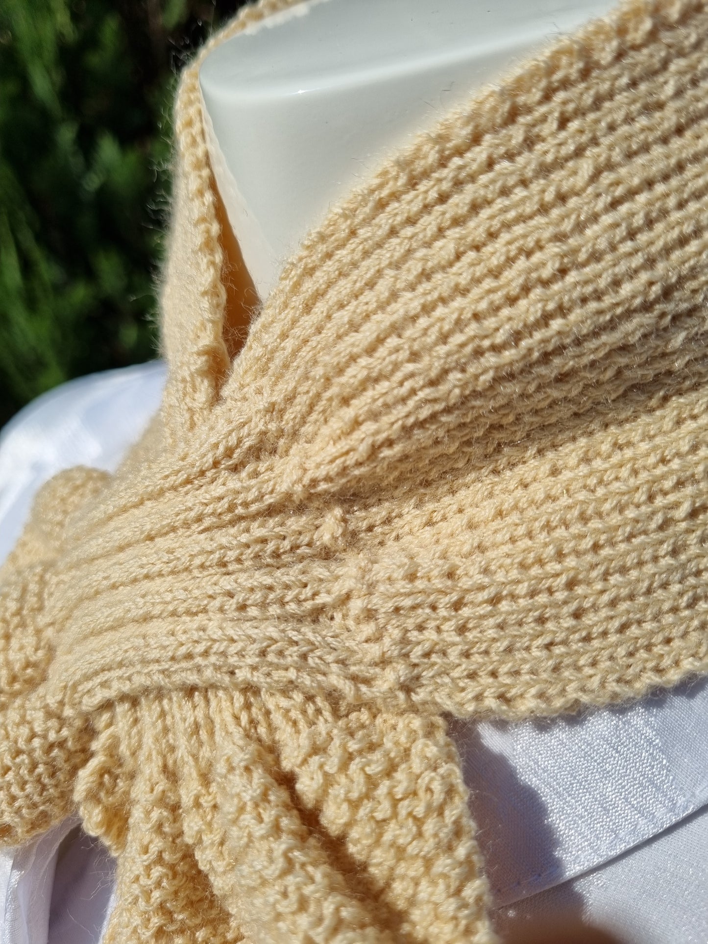 Steckschal maisgelb mit Seidenanteil nach historischem Muster, handgestrickt