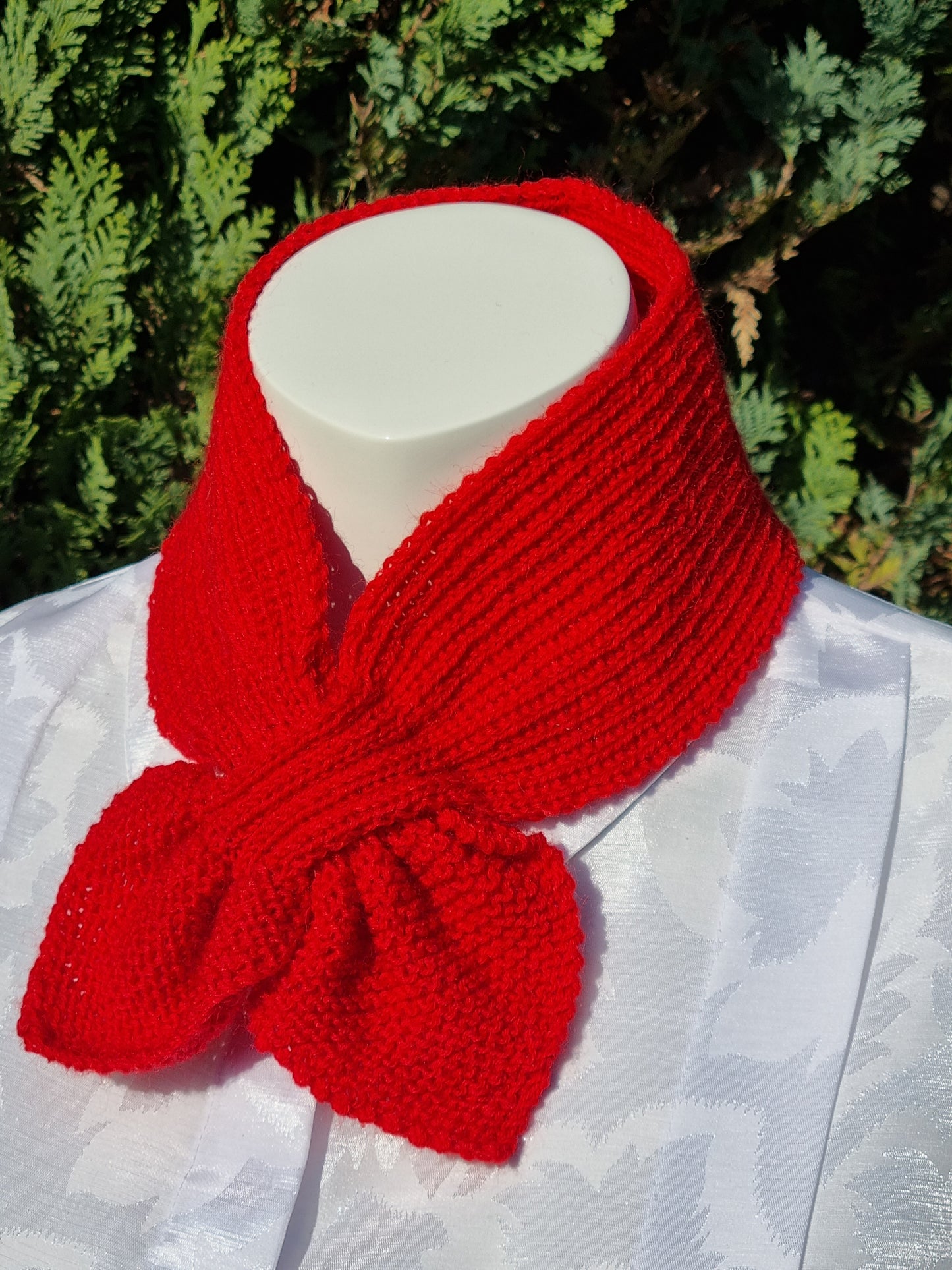 Steckschal rot nach historischem Muster, handgestrickt