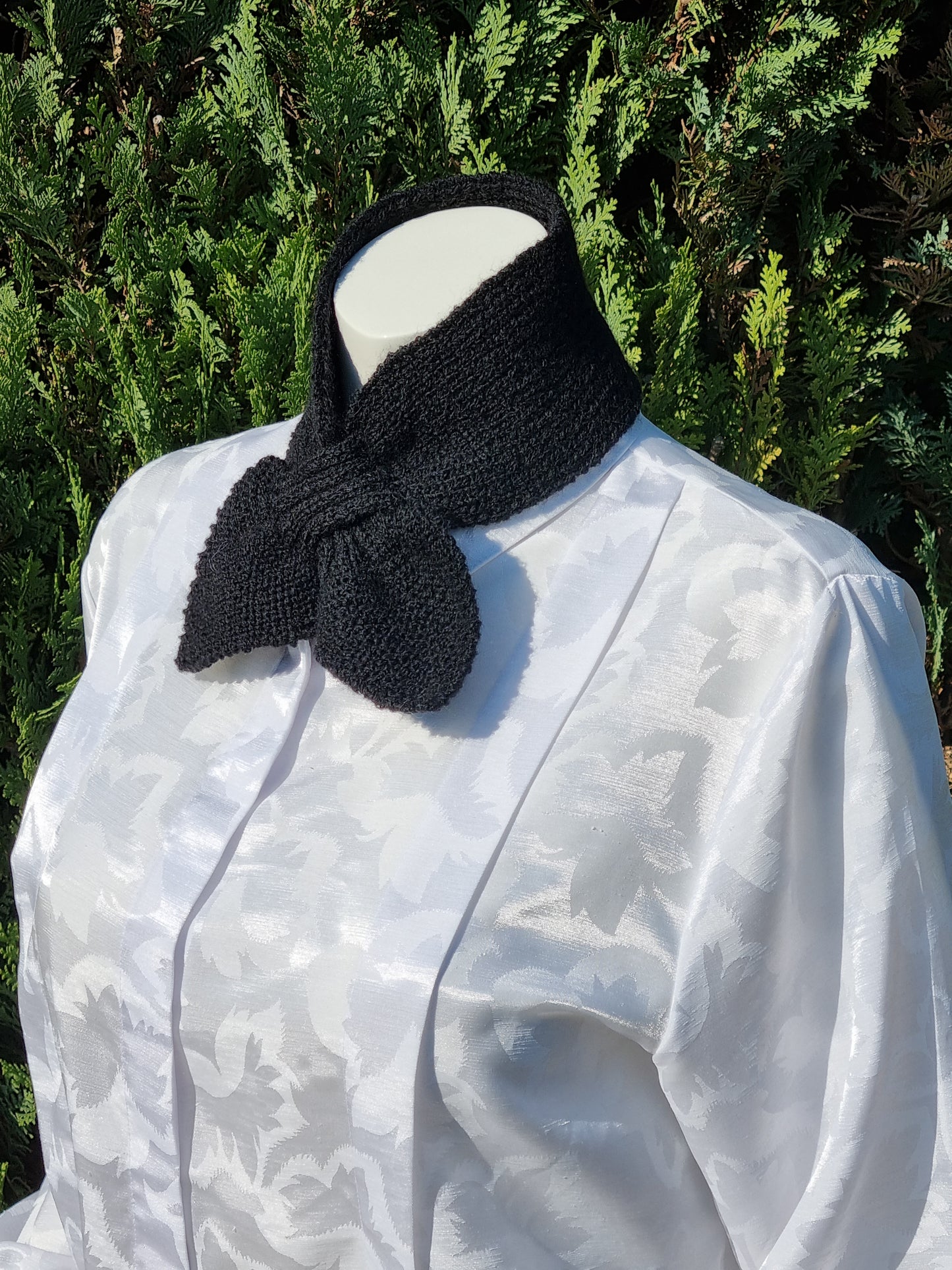 Steckschal schwarz mit Alpaka-Anteil nach historischem Muster, handgestrickt