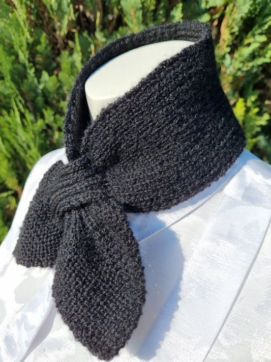 Steckschal schwarz mit Alpaka-Anteil nach historischem Muster, handgestrickt